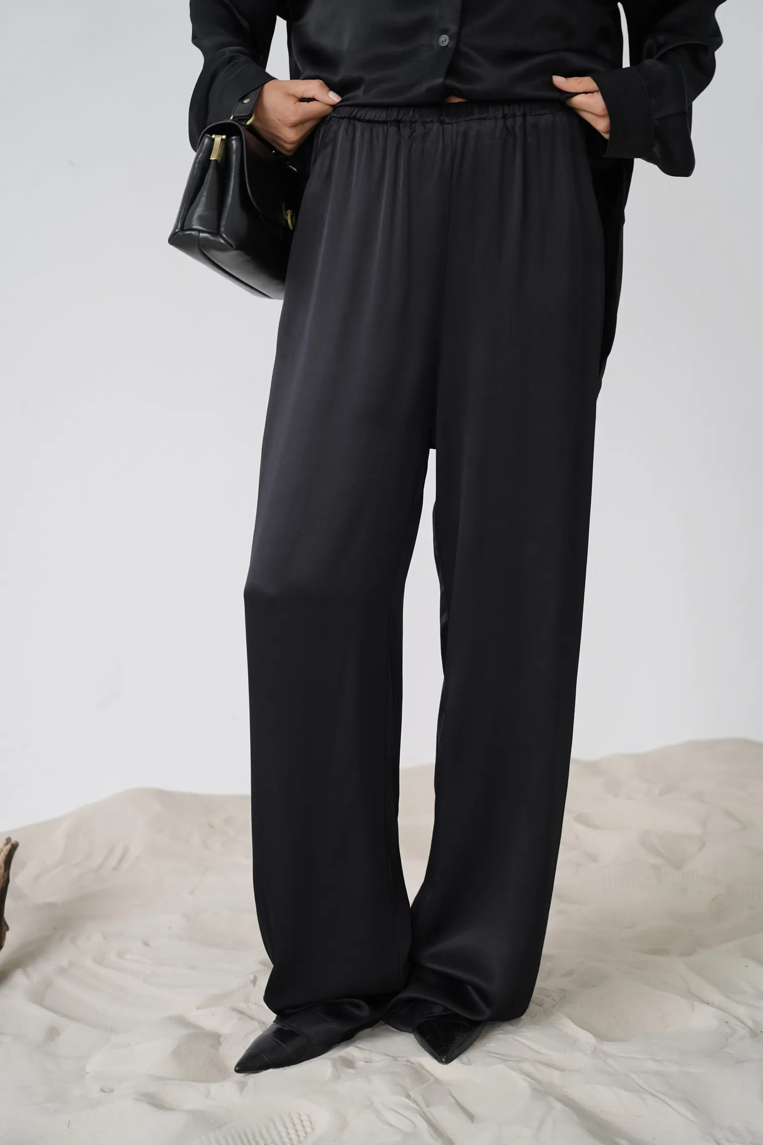 Брюки свободного кроя на резинке чёрного цвета фото 1