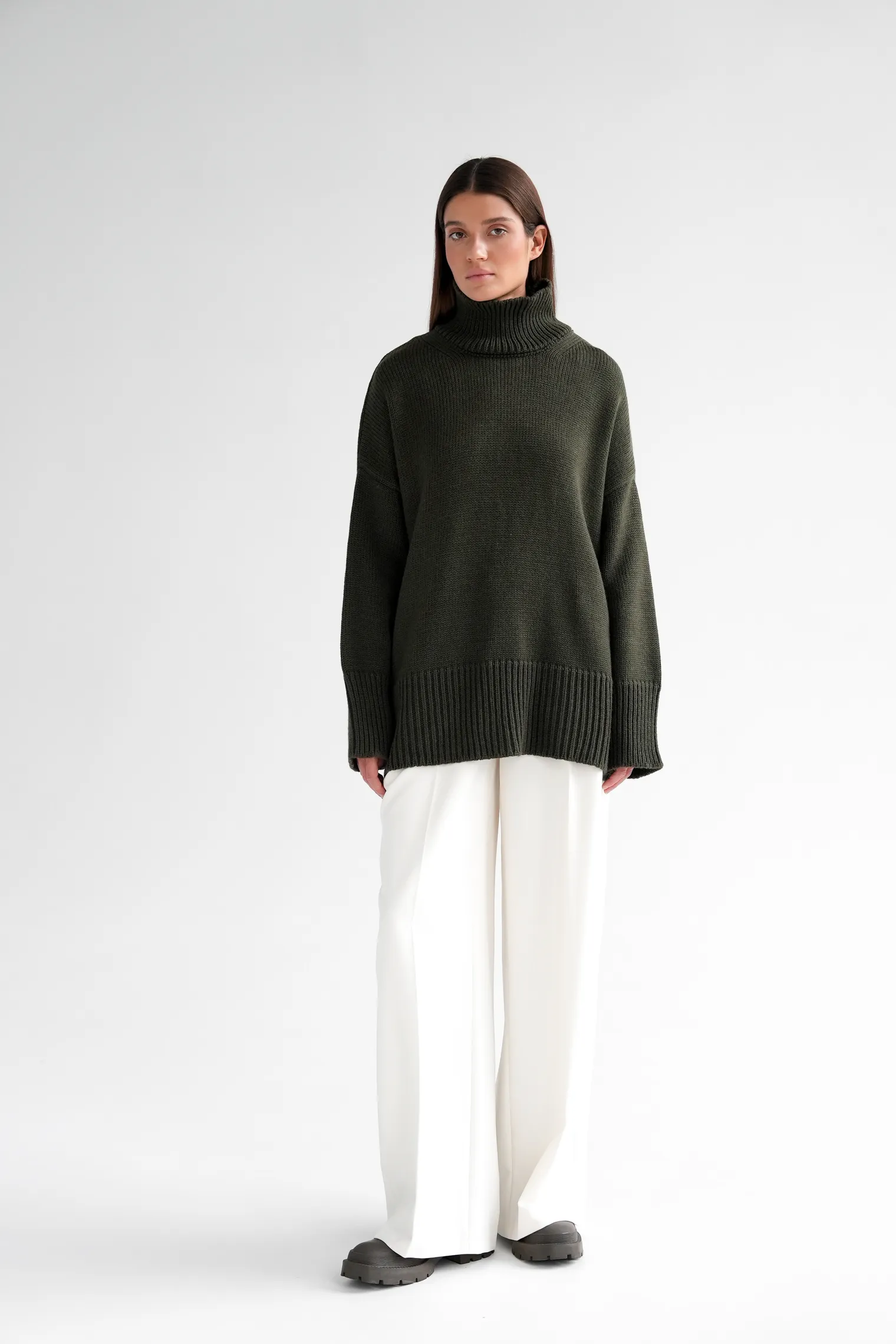 Джемпер крупной вязки с высоким воротником цвета хаки фото 8