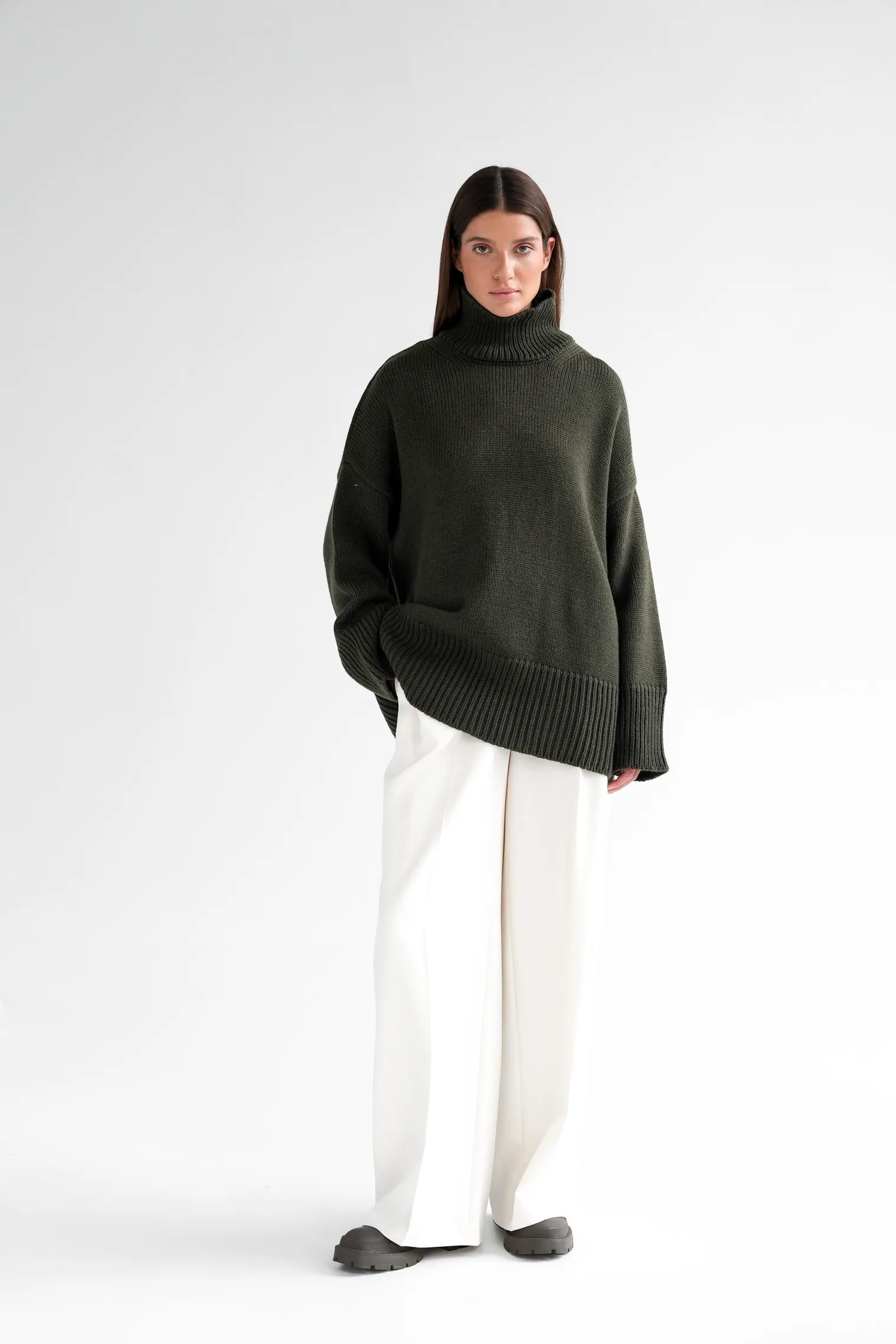 Джемпер крупной вязки с высоким воротником цвета хаки фото 3