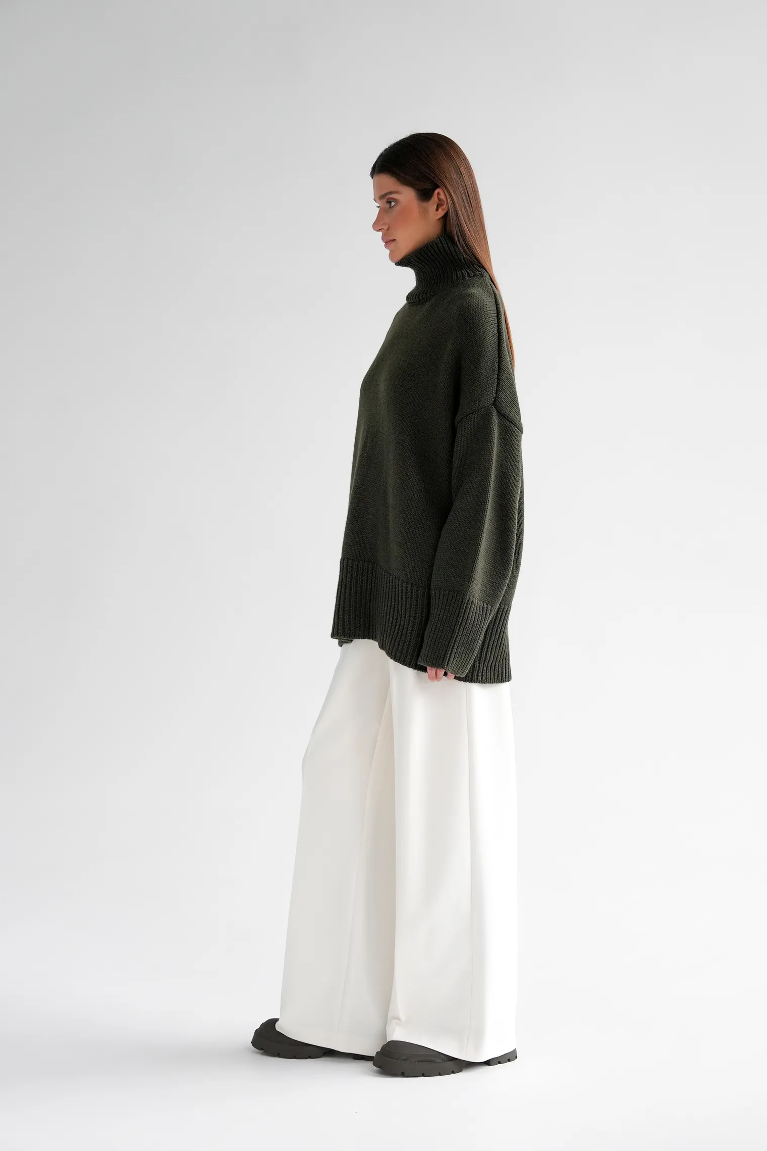 Джемпер крупной вязки с высоким воротником цвета хаки фото 6