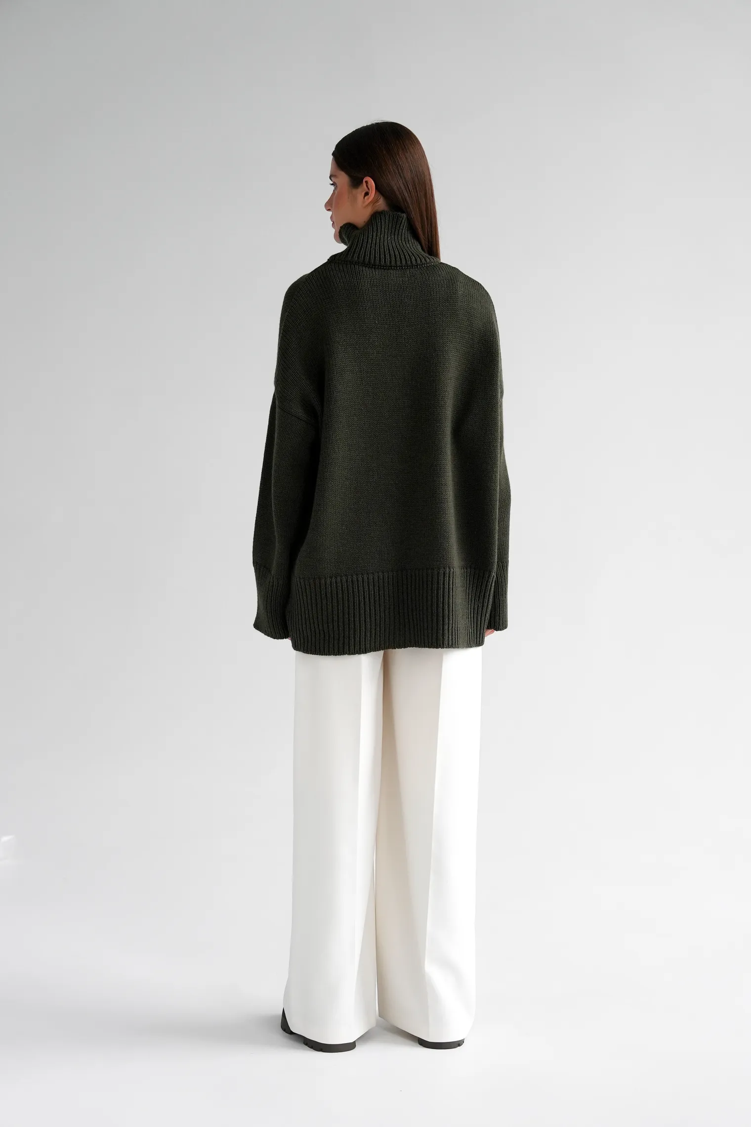 Джемпер крупной вязки с высоким воротником цвета хаки фото 9