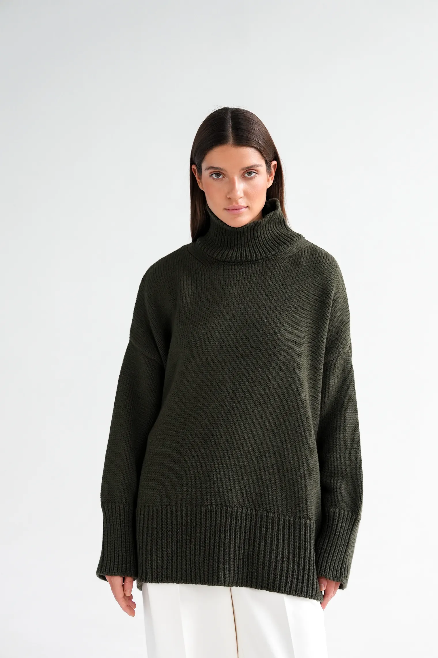 Джемпер крупной вязки с высоким воротником цвета хаки фото 1