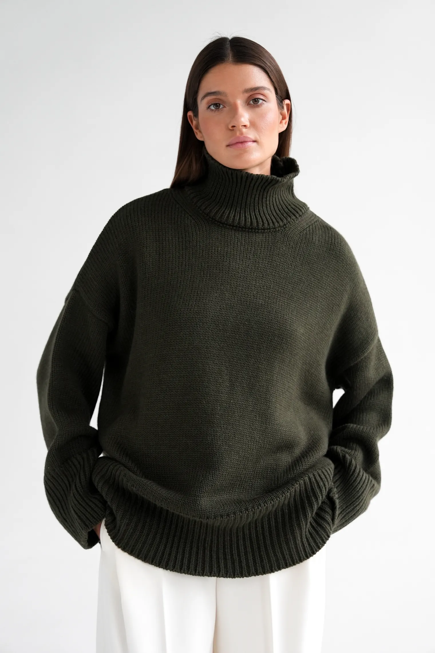 Джемпер крупной вязки с высоким воротником цвета хаки фото 7