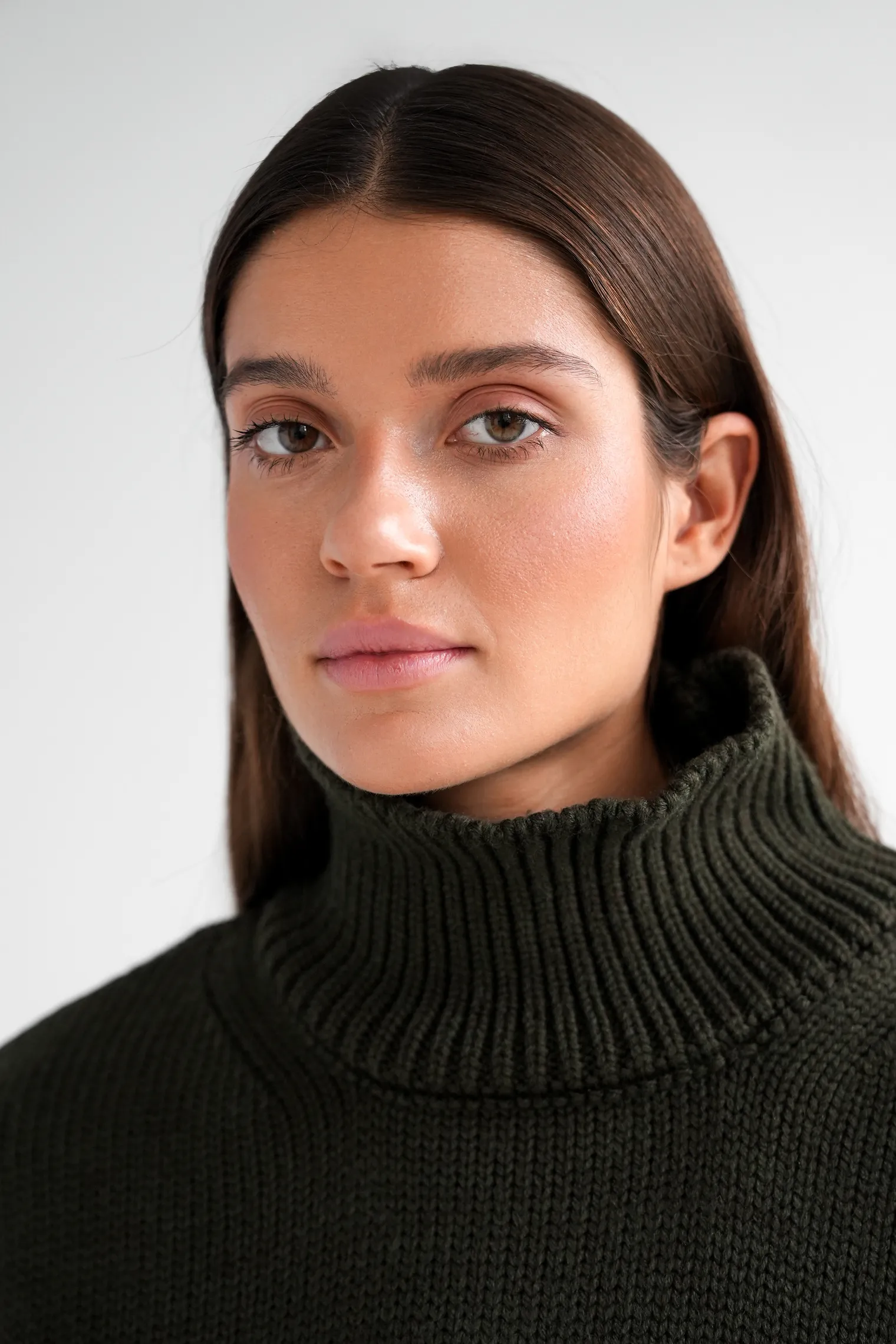 Джемпер крупной вязки с высоким воротником цвета хаки фото 5