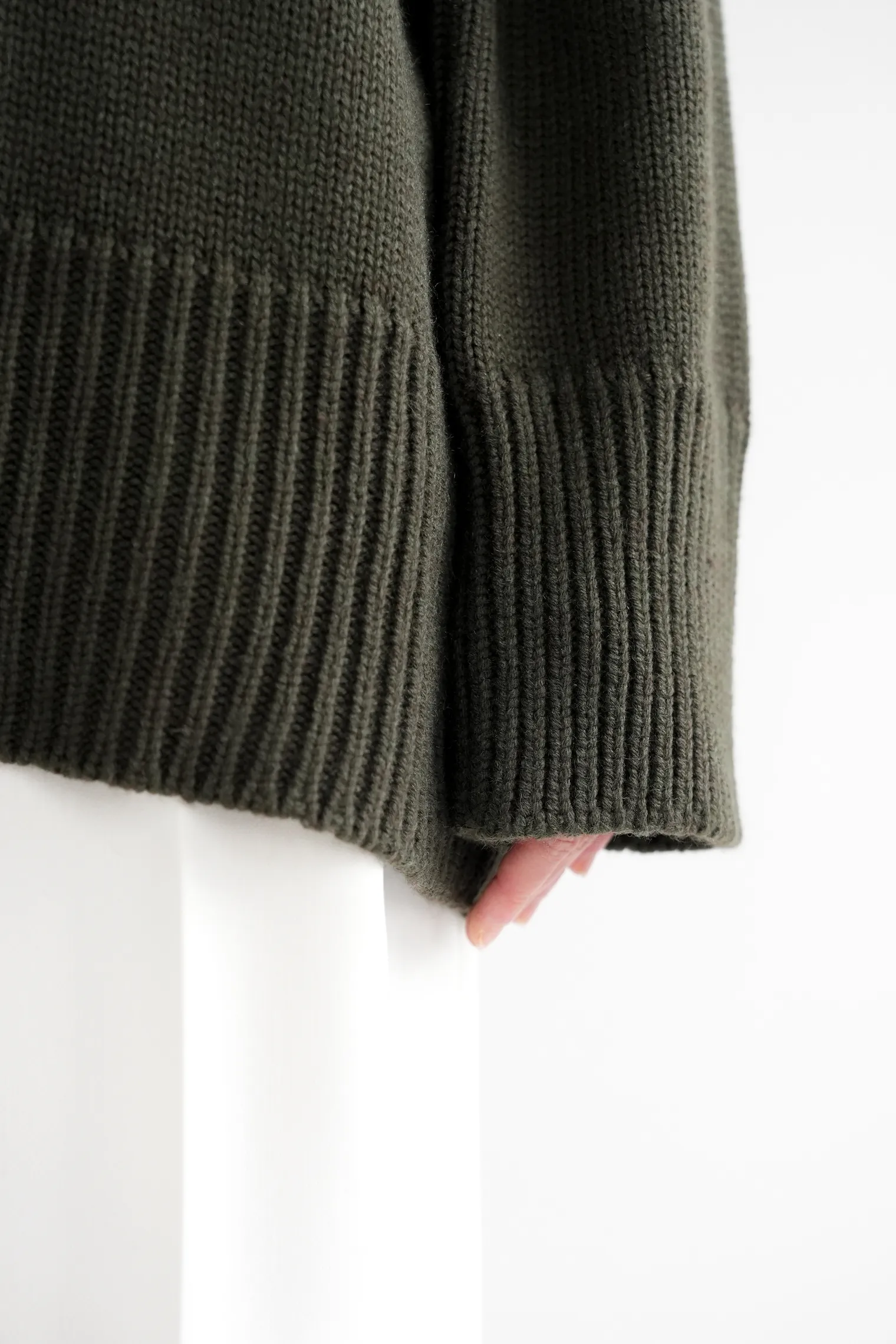 Джемпер крупной вязки с высоким воротником цвета хаки фото 2