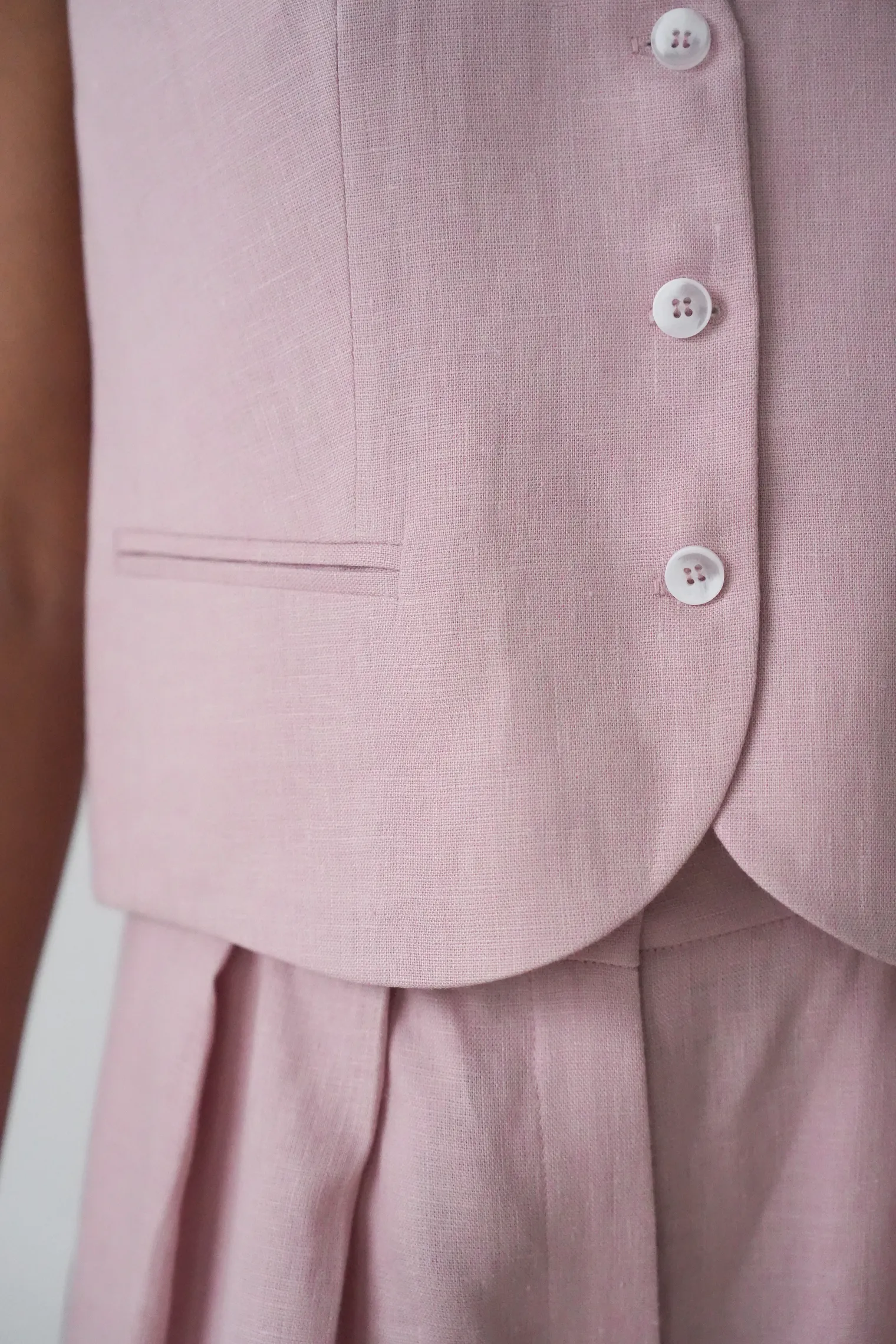 Однобортный жилет с пуговицами изо льна пыльно-розового цвета фото 2