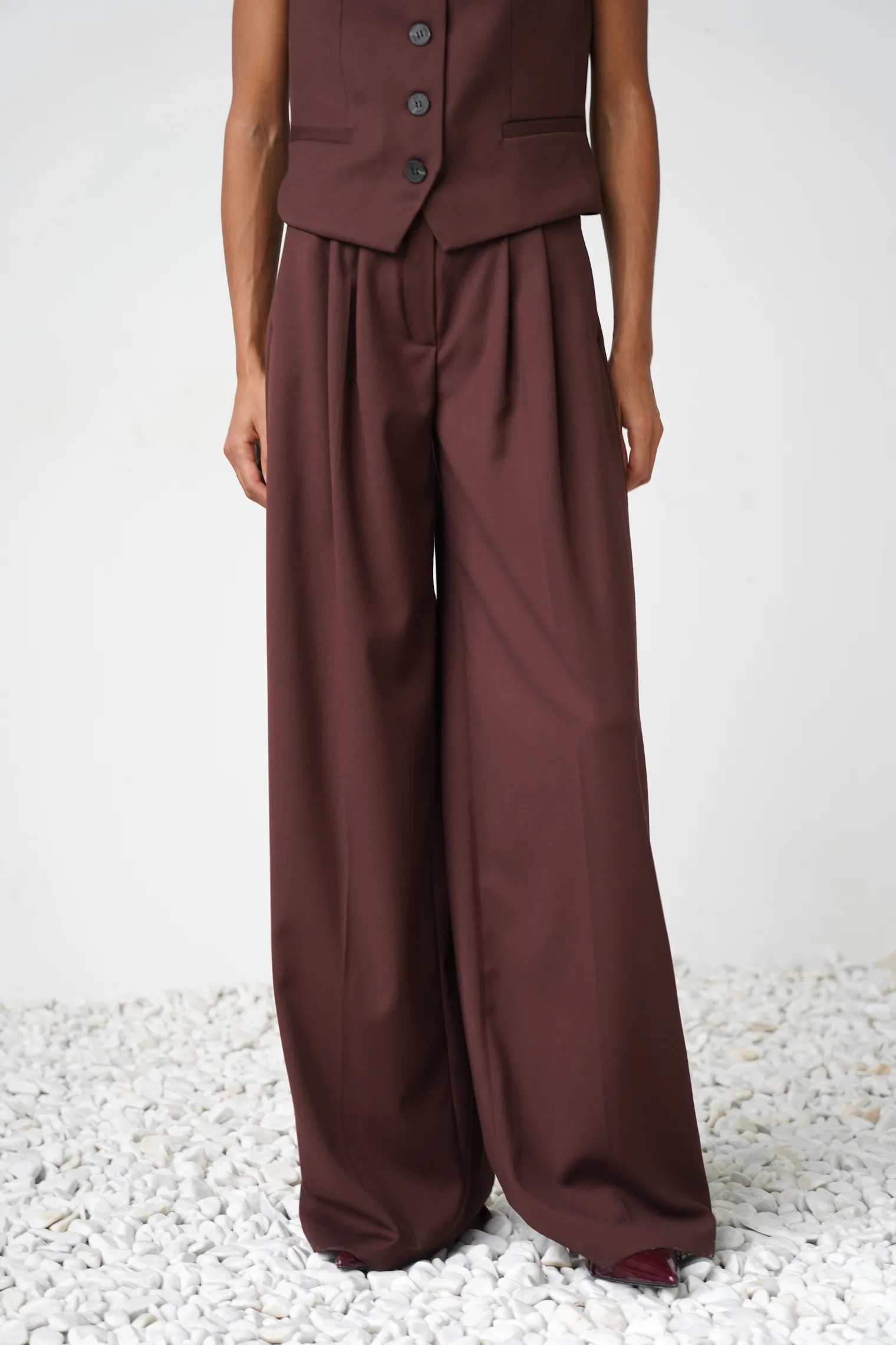 Брюки широкого кроя с завышенной талией со складками цвета горький шоколад фото 6