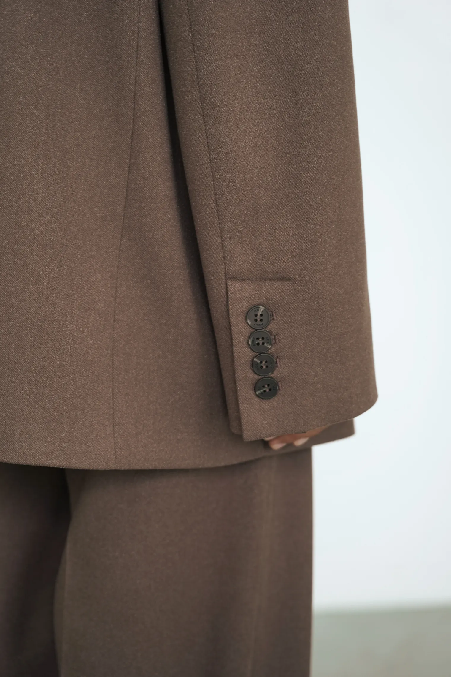 Однобортный жакет свободного кроя с карманами шоколадного цвета фото 6