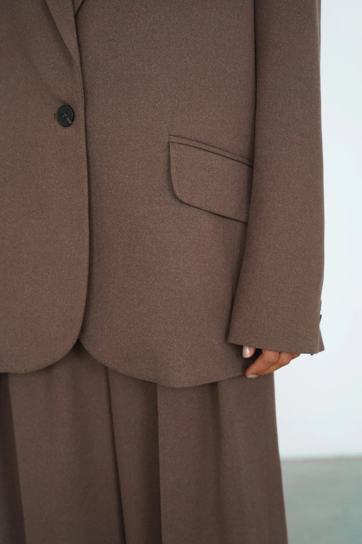 Однобортный жакет свободного кроя с карманами шоколадного цвета фото 8