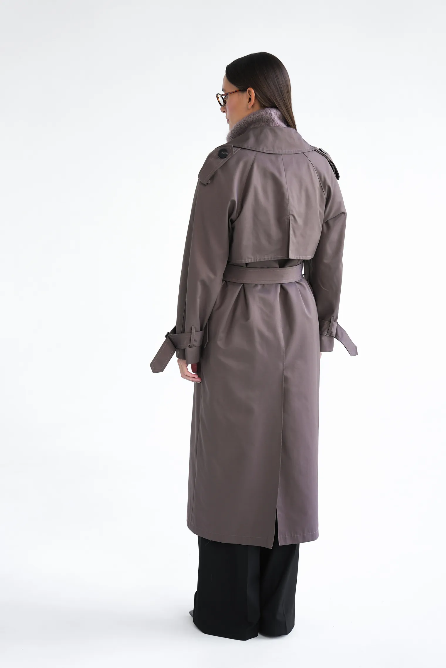 Двубортный тренч с поясом и рукавом реглан шоколадного цвета фото 4