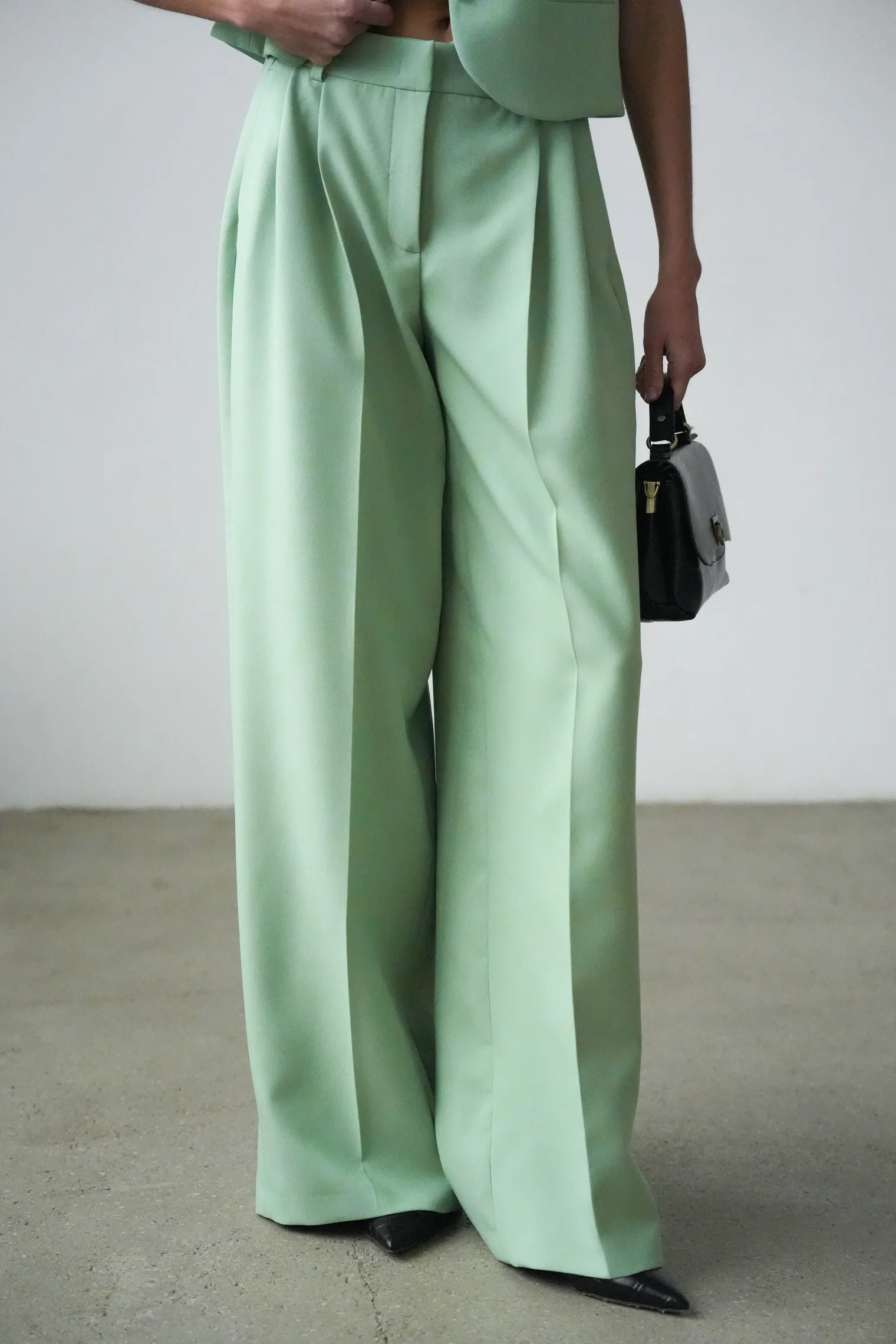Брюки широкого кроя с завышенной талией со складками цвета шалфей фото 1
