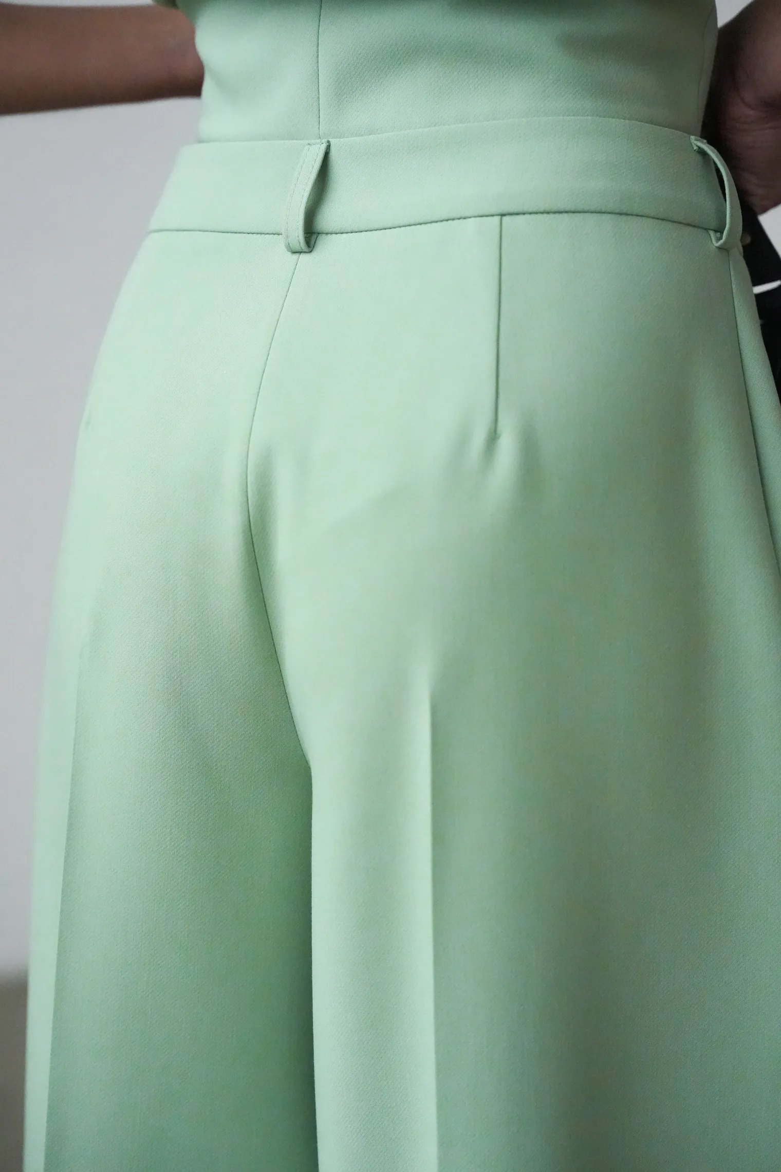 Брюки широкого кроя с завышенной талией со складками цвета шалфей фото 7