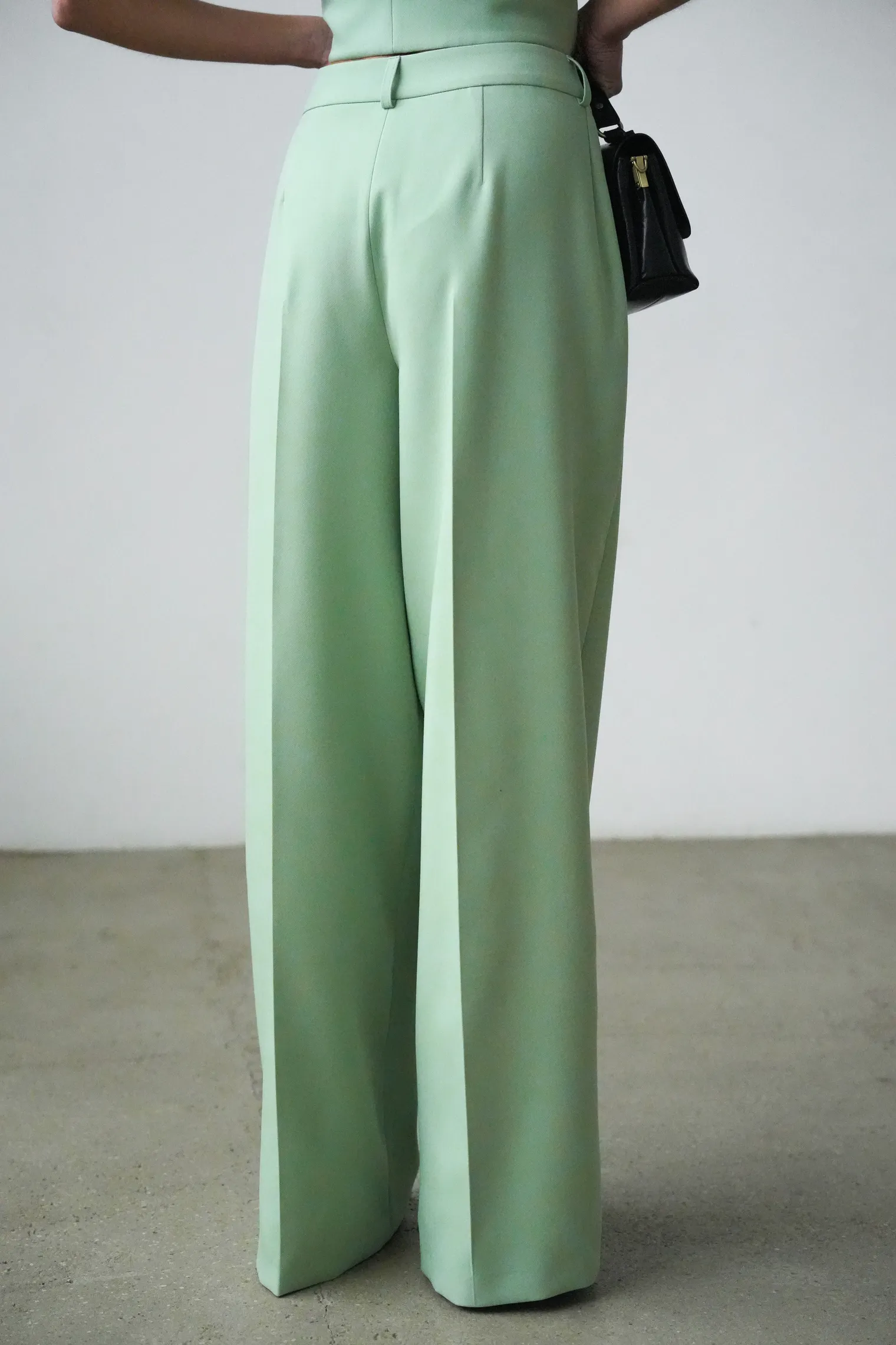 Брюки широкого кроя с завышенной талией со складками цвета шалфей фото 4