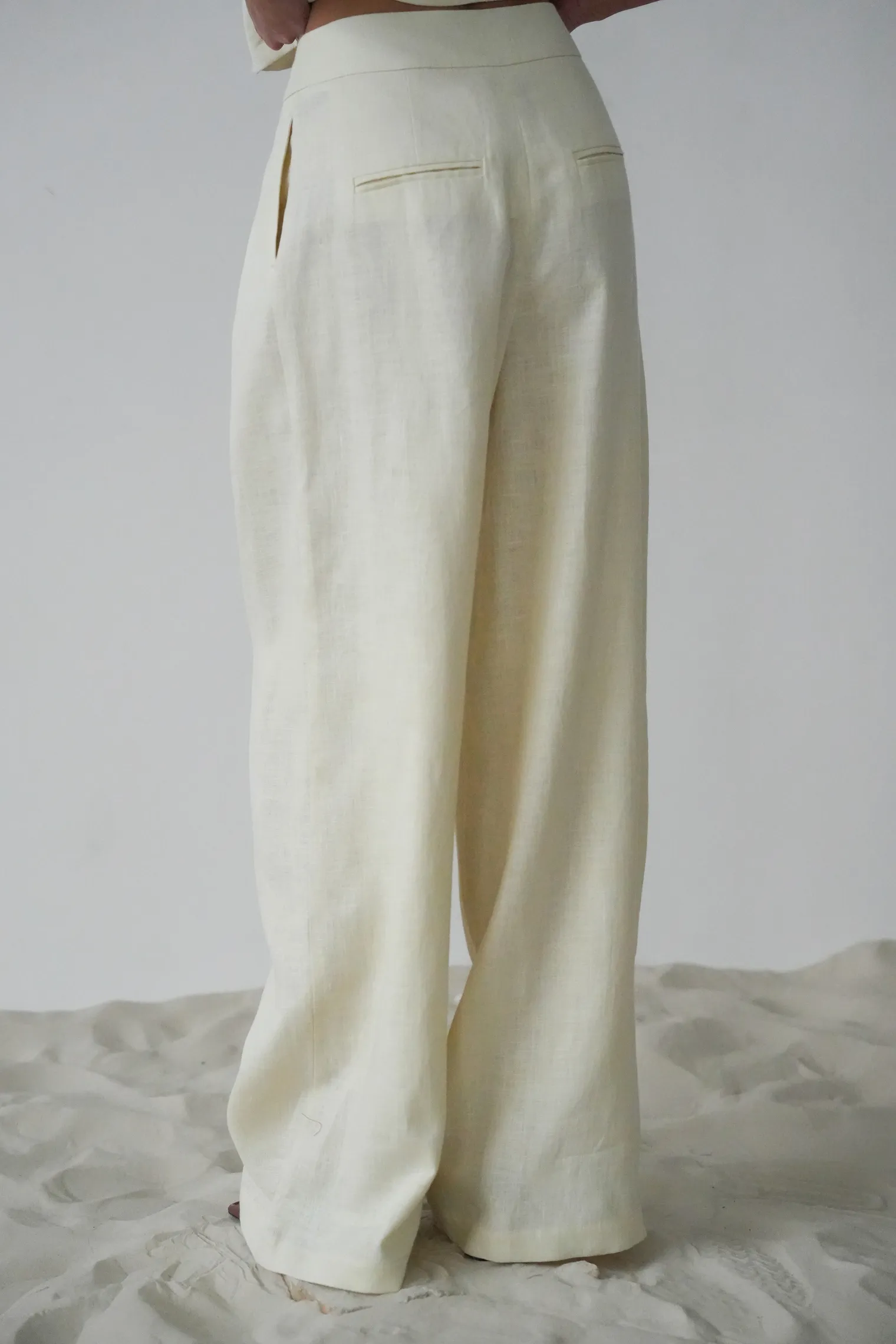 Брюки широкого кроя с завышенной талией со складками цвета тофу фото 4