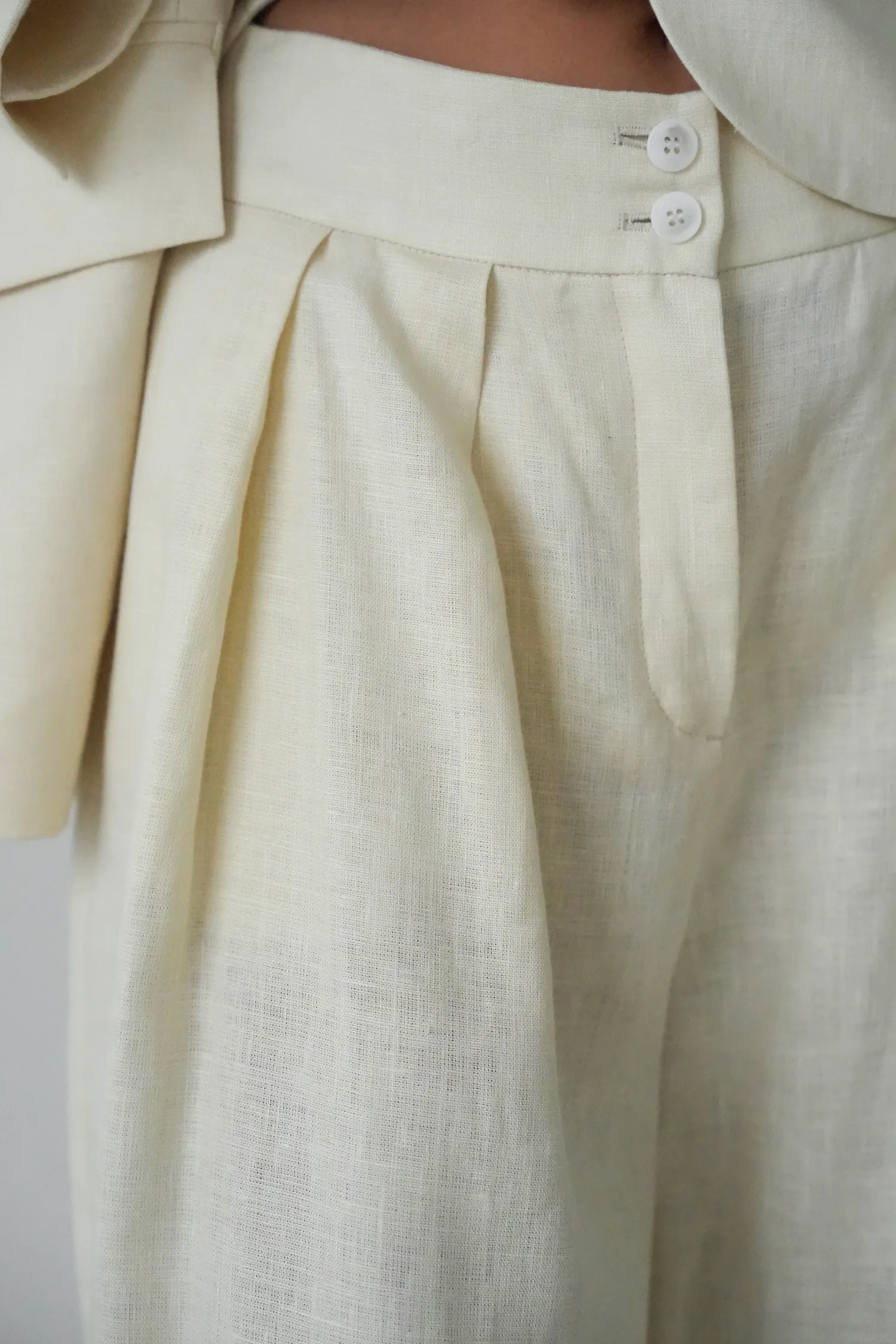 Брюки широкого кроя с завышенной талией со складками цвета тофу фото 3