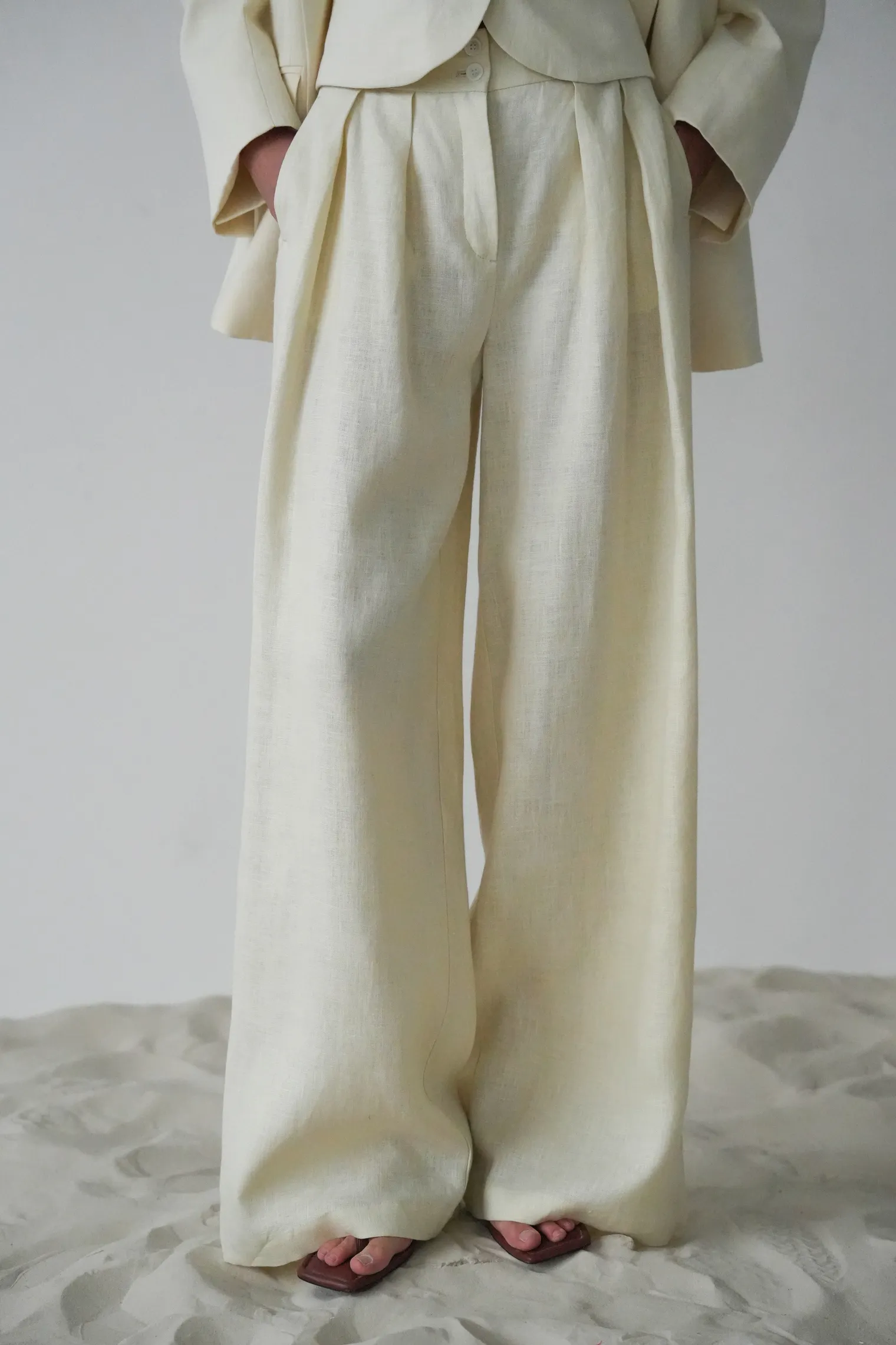 Брюки широкого кроя с завышенной талией со складками цвета тофу фото 1
