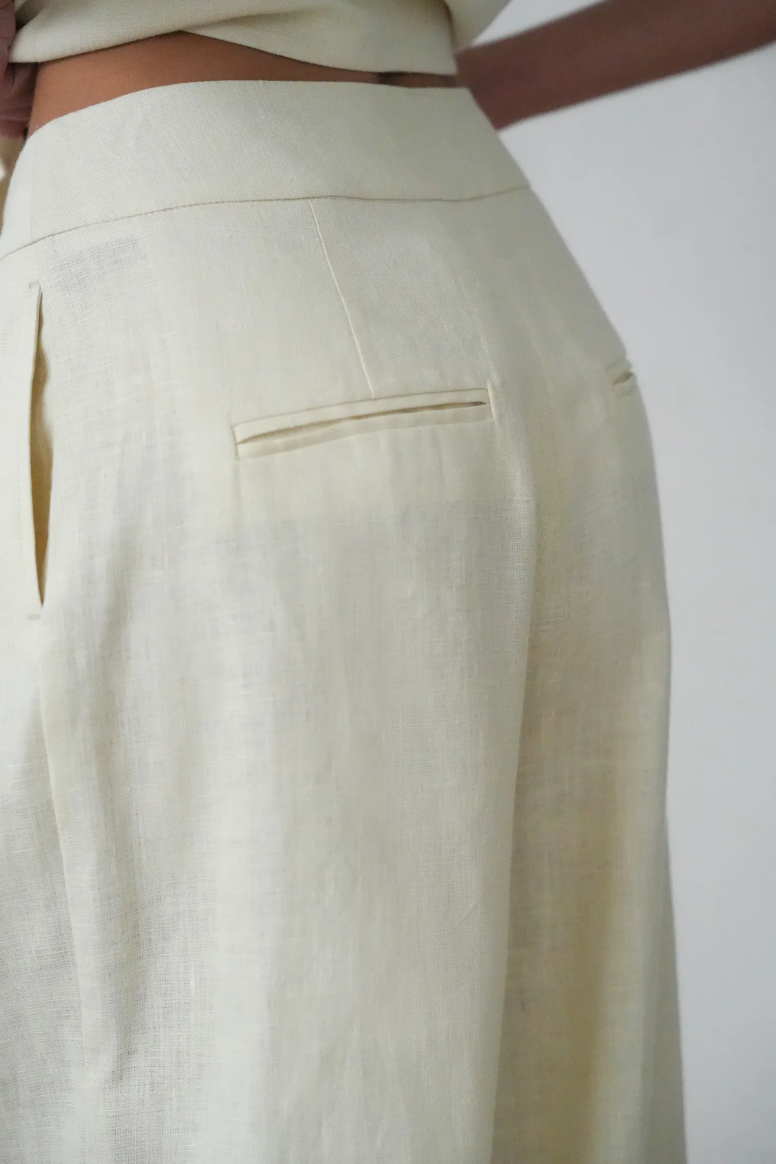 Брюки широкого кроя с завышенной талией со складками цвета тофу фото 5