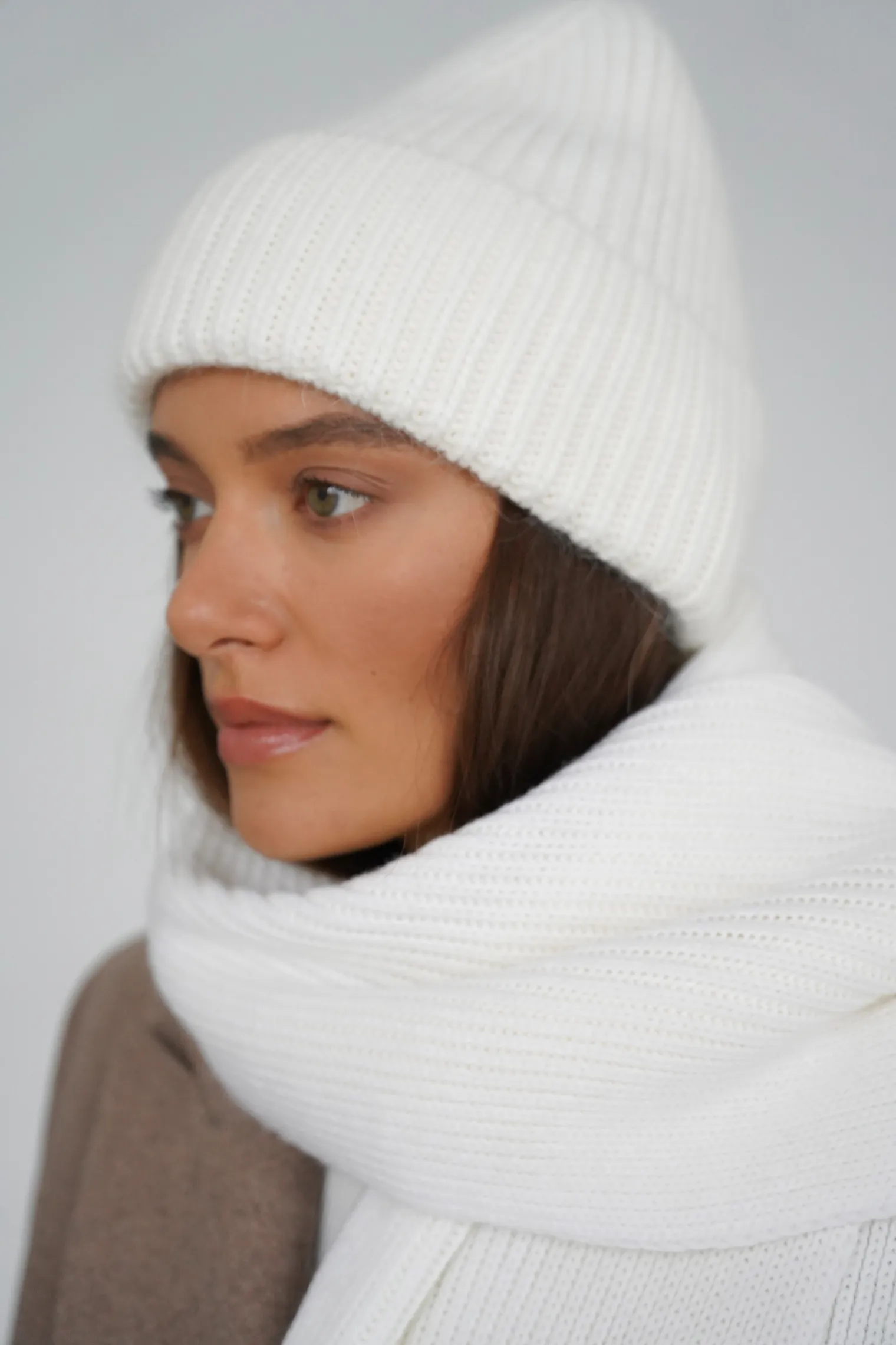 Шапка из шерсти мериноса молочного цвета фото 3
