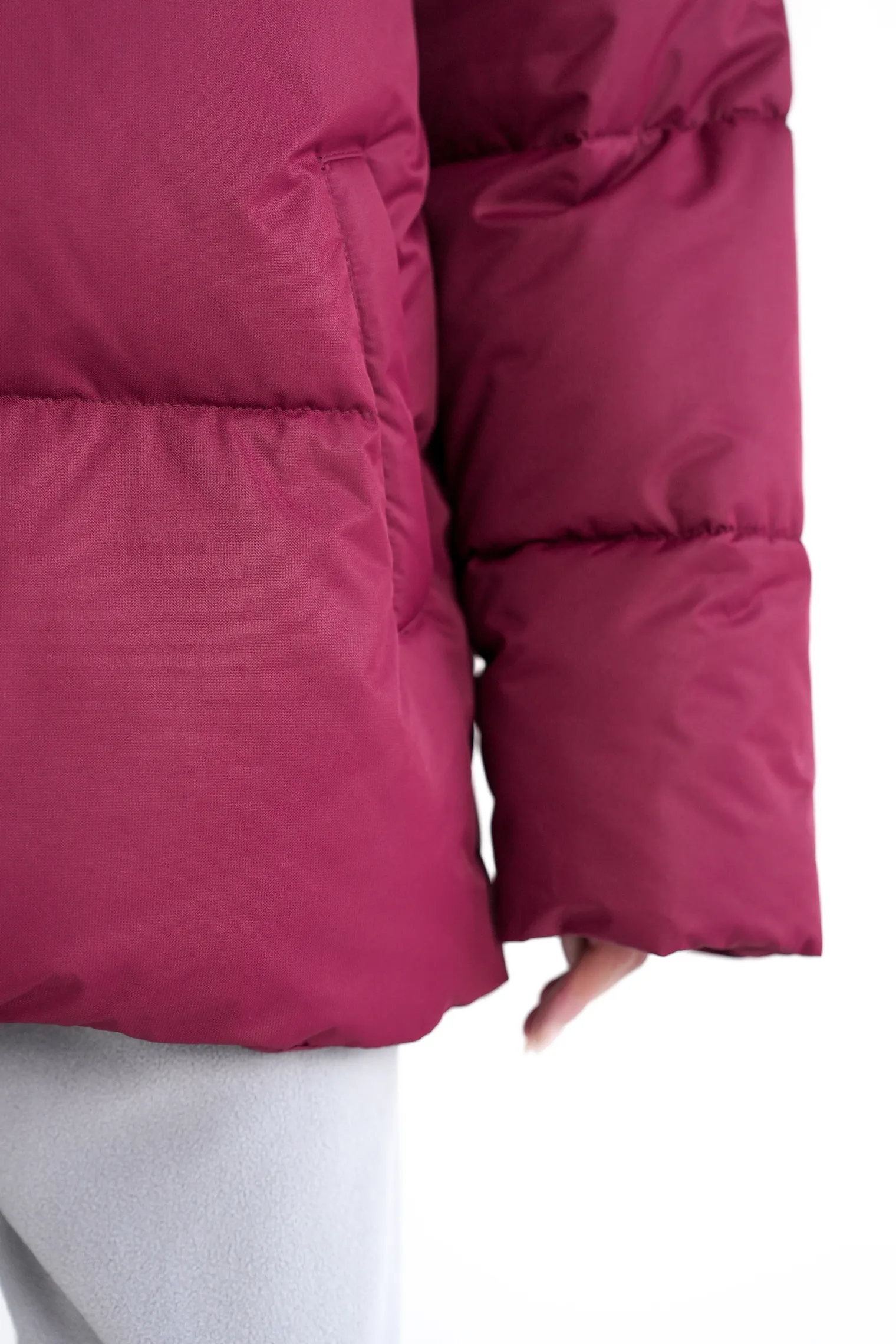 Пуховик стёганный с капюшоном бордового цвета фото 6