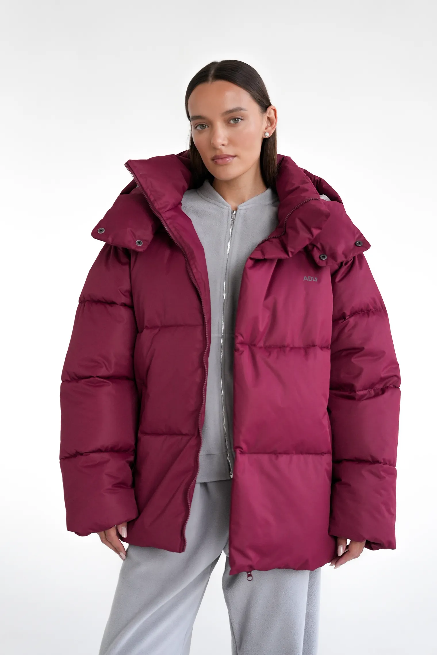 Пуховик стёганный с капюшоном бордового цвета фото 1