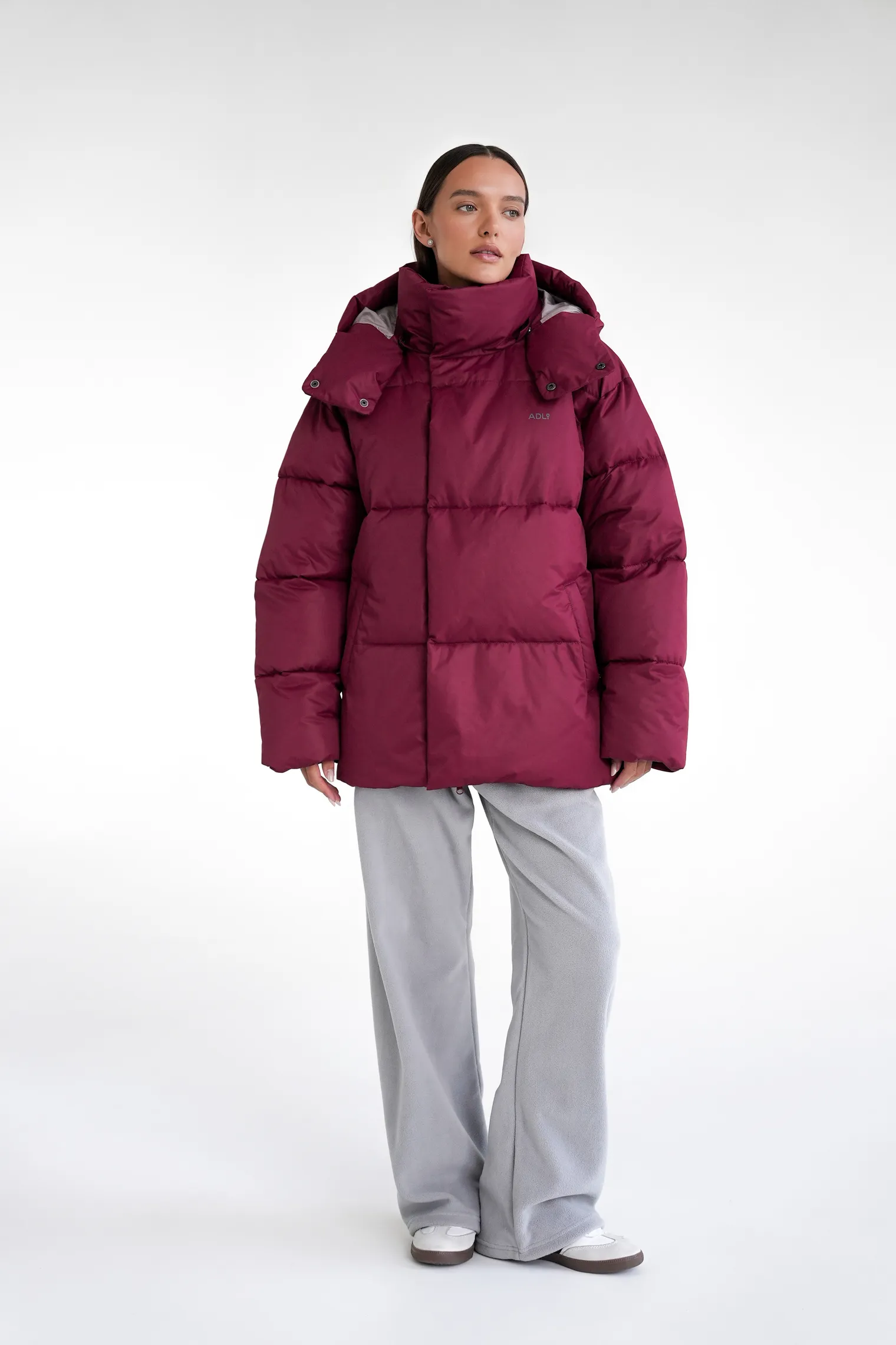Пуховик стёганный с капюшоном бордового цвета фото 3