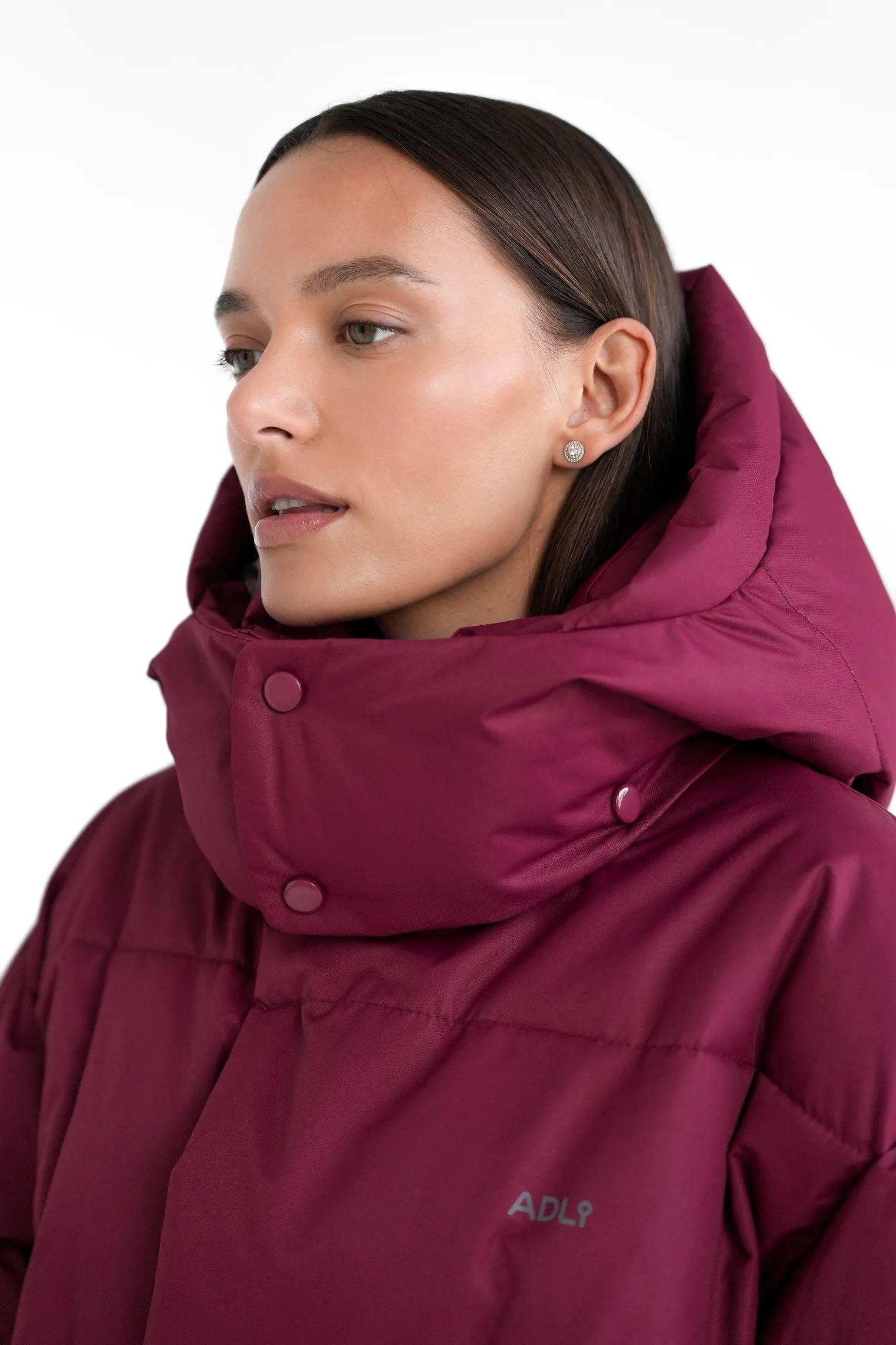 Пуховик стёганный с капюшоном бордового цвета фото 2