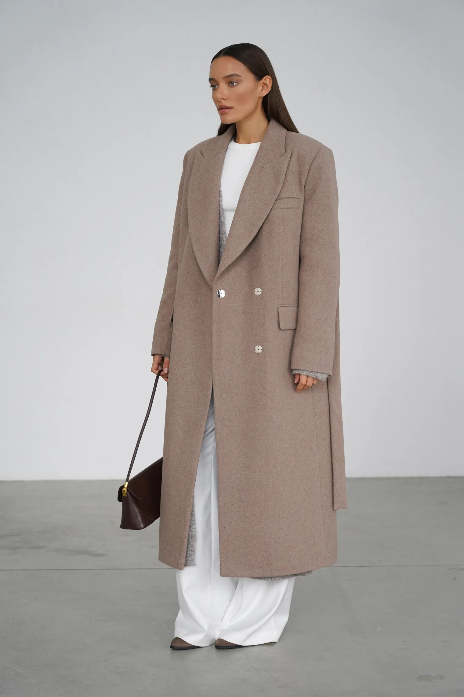 Зимнее двубортное пальто с контрастным воротником бежевого цвета фото 3
