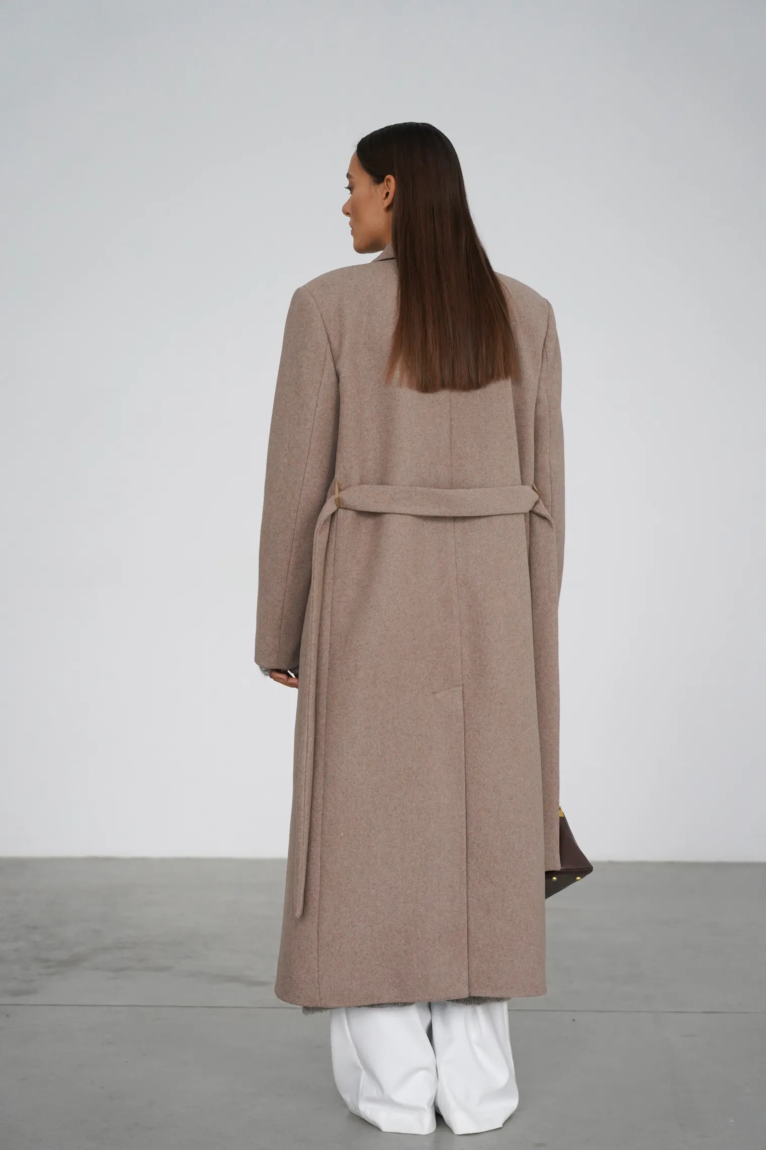 Зимнее двубортное пальто с контрастным воротником бежевого цвета фото 4