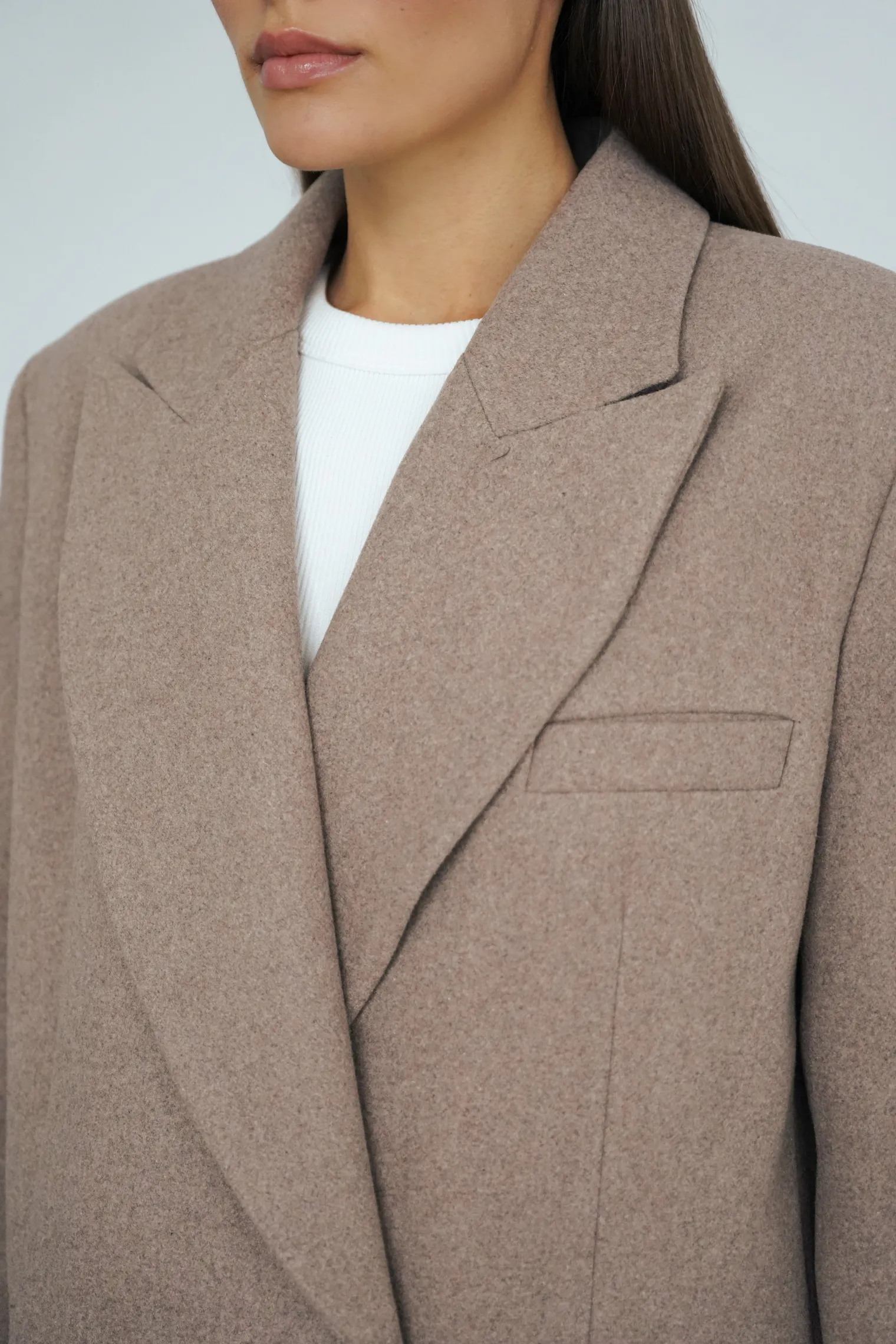 Зимнее двубортное пальто с контрастным воротником бежевого цвета фото 2