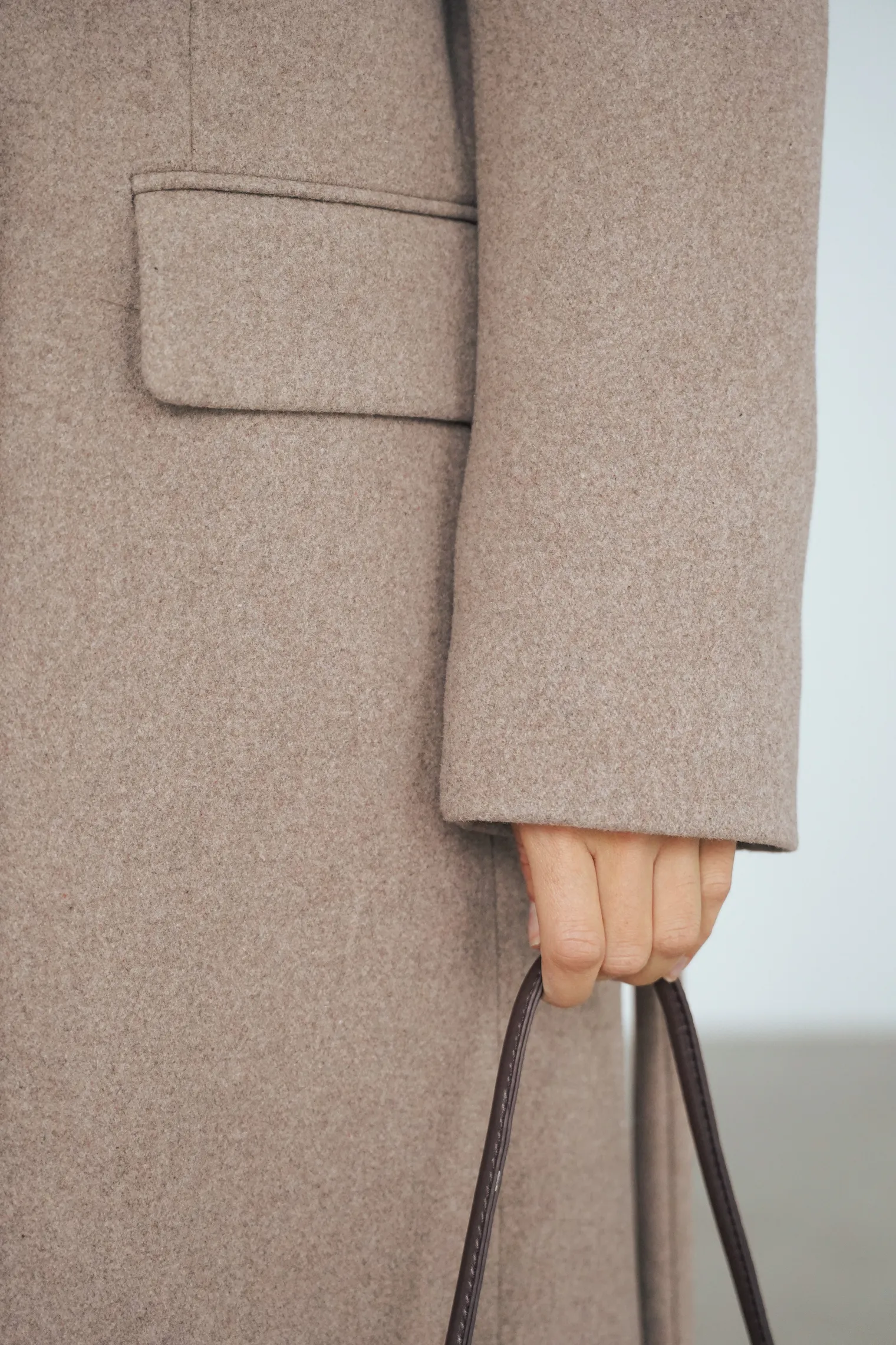 Зимнее двубортное пальто с контрастным воротником бежевого цвета фото 7