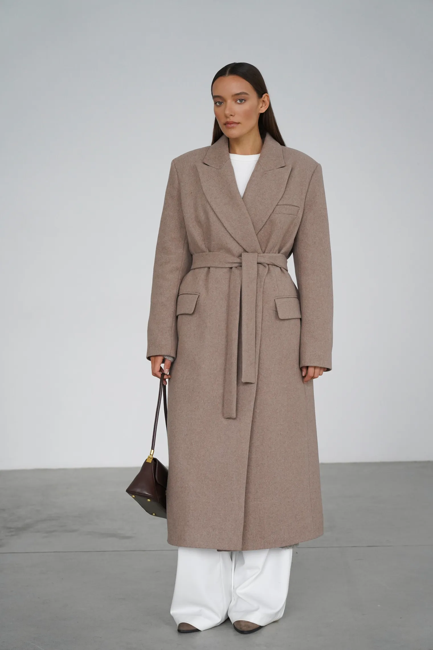 Зимнее двубортное пальто с контрастным воротником бежевого цвета фото 1