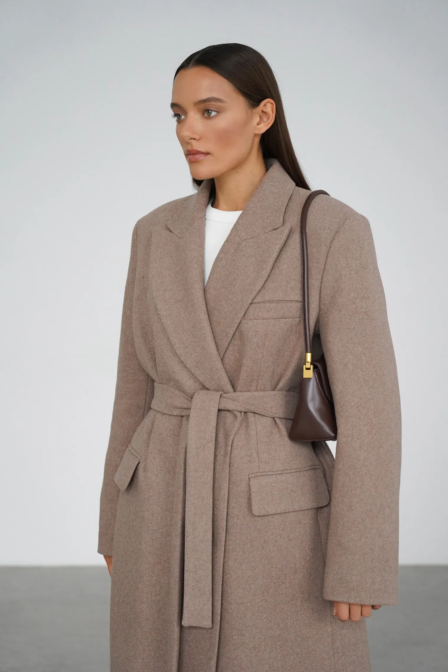 Зимнее двубортное пальто с контрастным воротником бежевого цвета фото 6