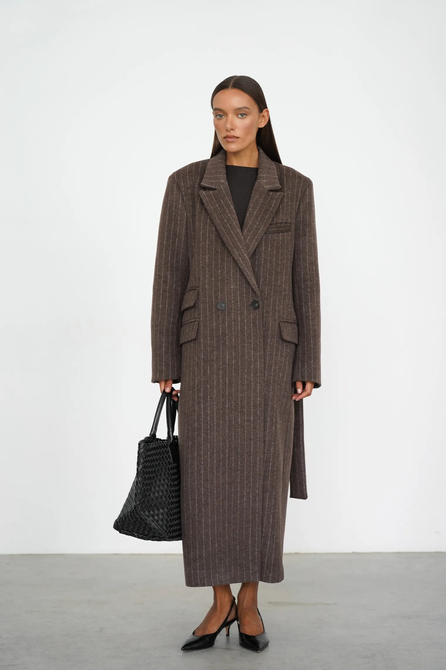 Пальто прямого кроя с карманами и поясом шоколадного цвета в полоску фото 6