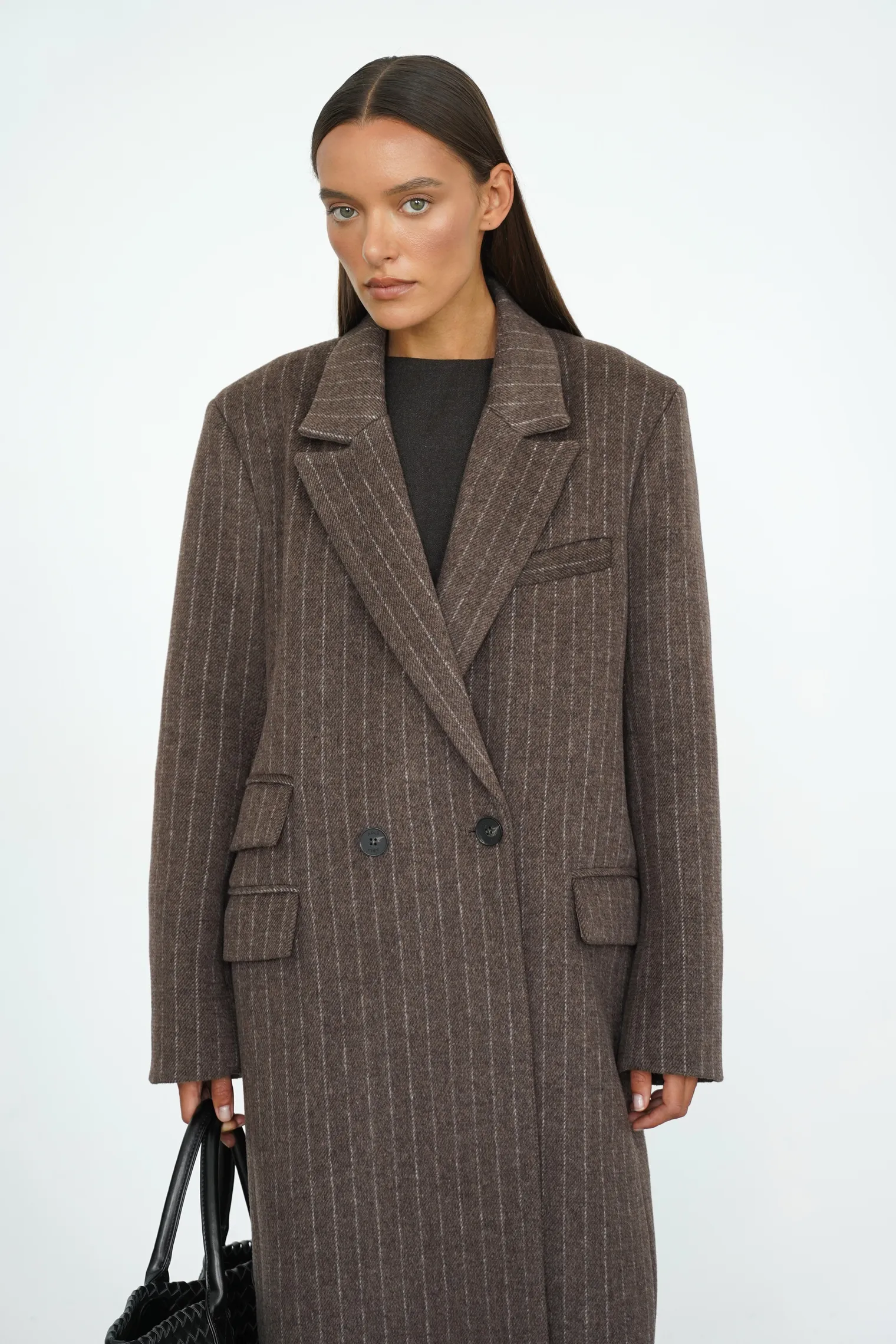 Пальто прямого кроя с карманами и поясом шоколадного цвета в полоску фото 7