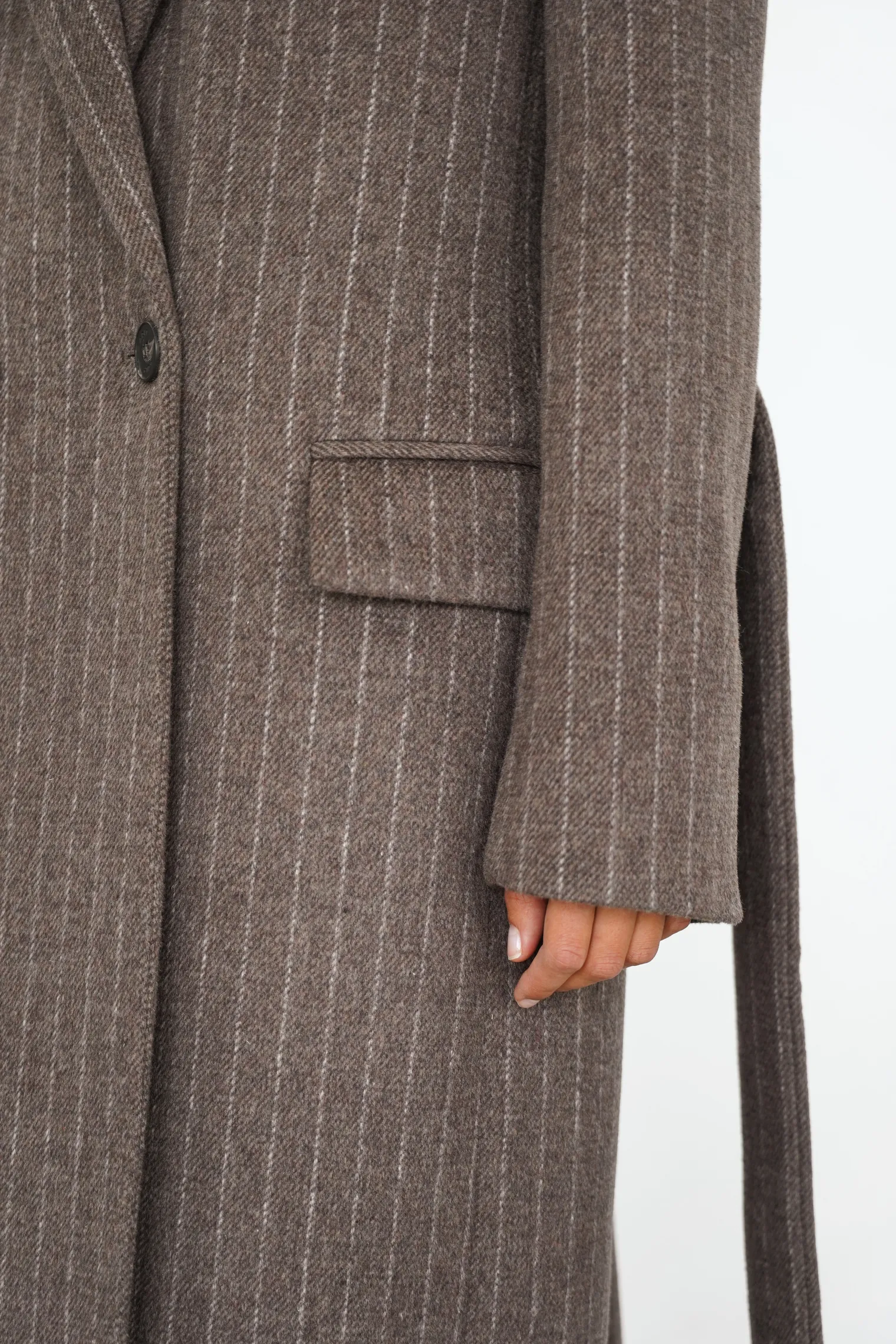 Пальто прямого кроя с карманами и поясом шоколадного цвета в полоску фото 8