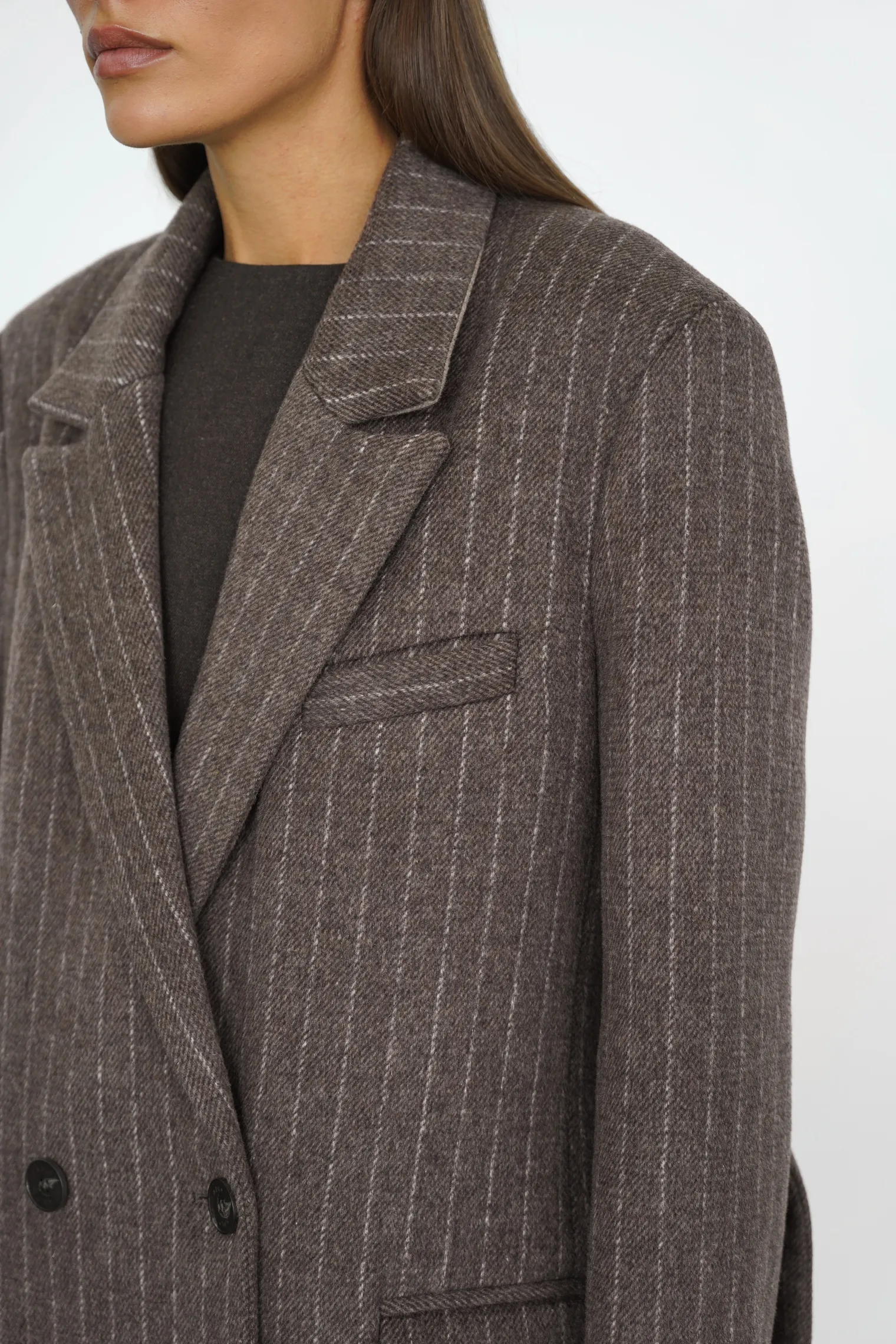 Пальто прямого кроя с карманами и поясом шоколадного цвета в полоску фото 3