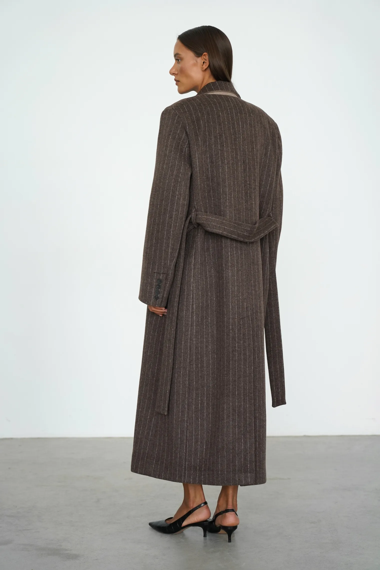 Пальто прямого кроя с карманами и поясом шоколадного цвета в полоску фото 4