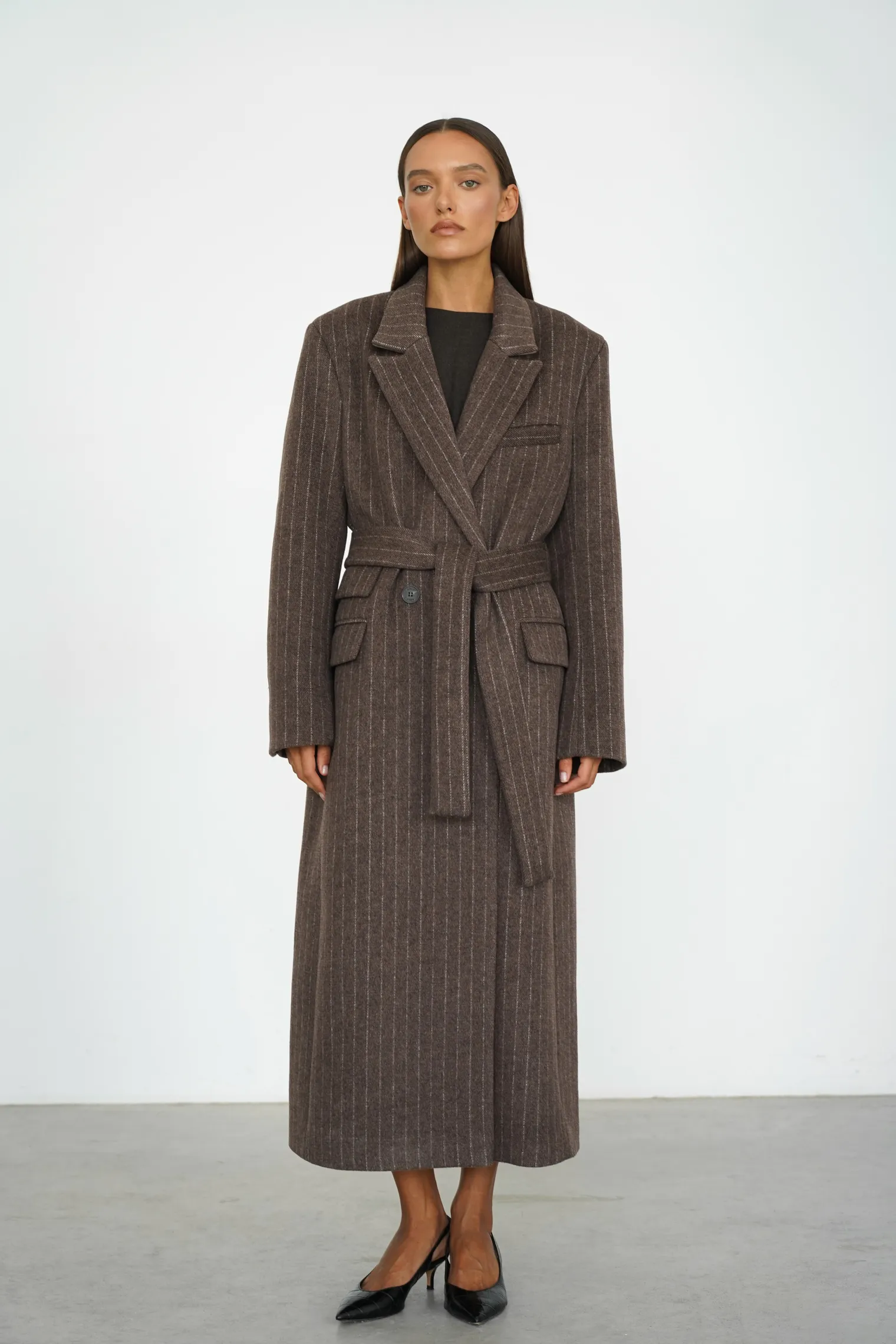 Пальто прямого кроя с карманами и поясом шоколадного цвета в полоску фото 2