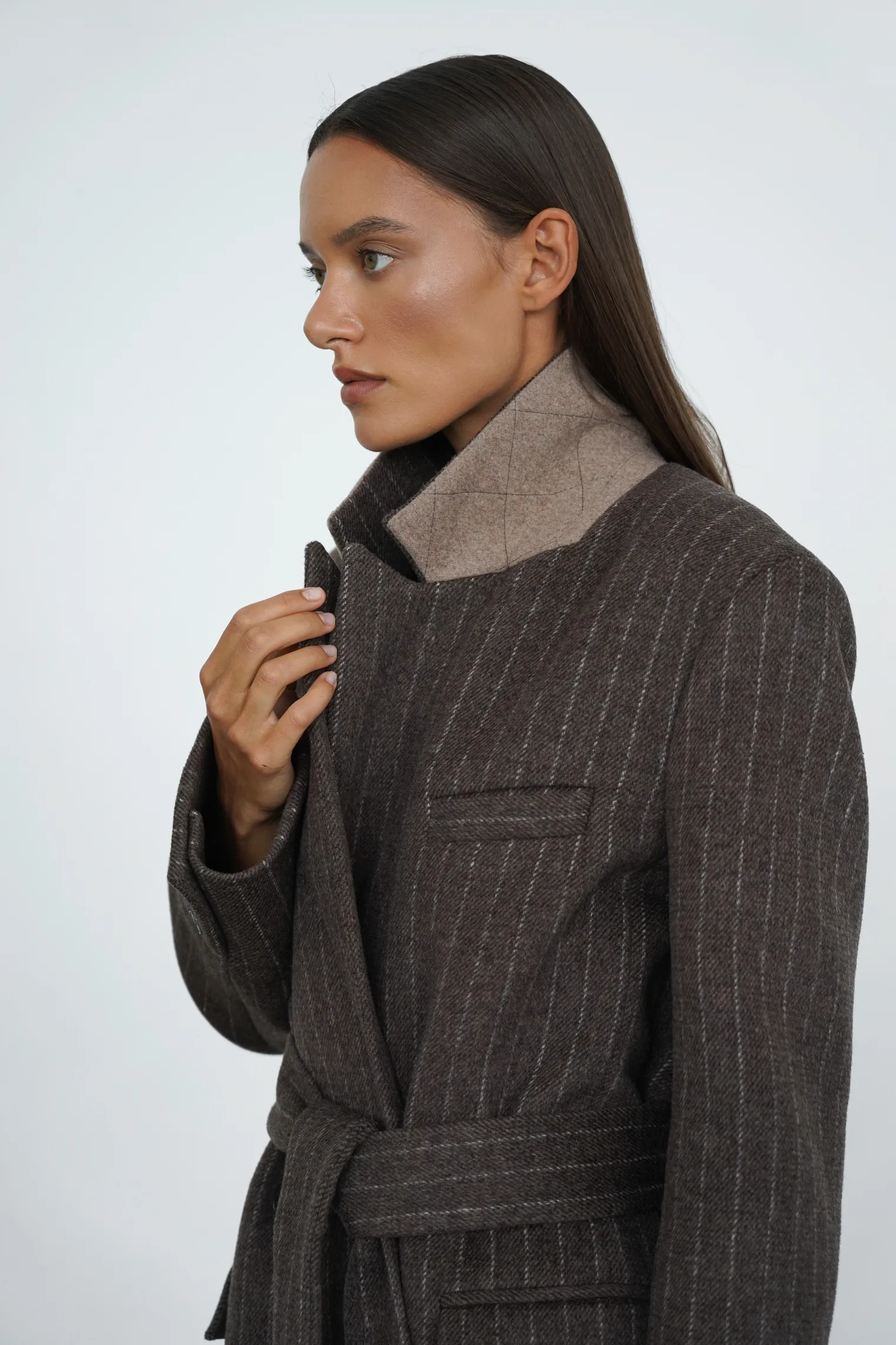 Пальто прямого кроя с карманами и поясом шоколадного цвета в полоску фото 1