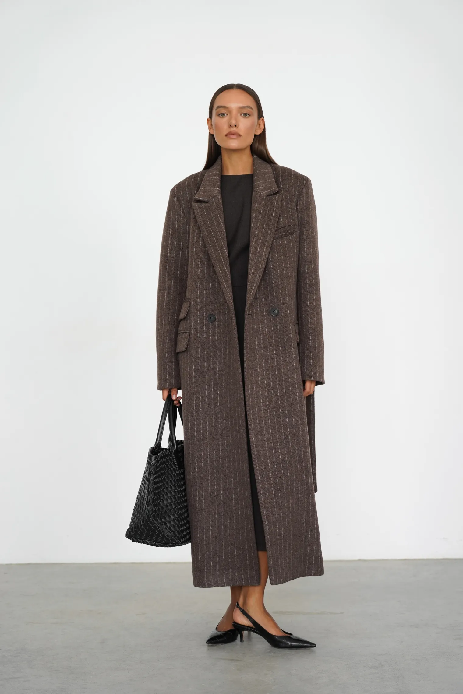 Пальто прямого кроя с карманами и поясом шоколадного цвета в полоску фото 5