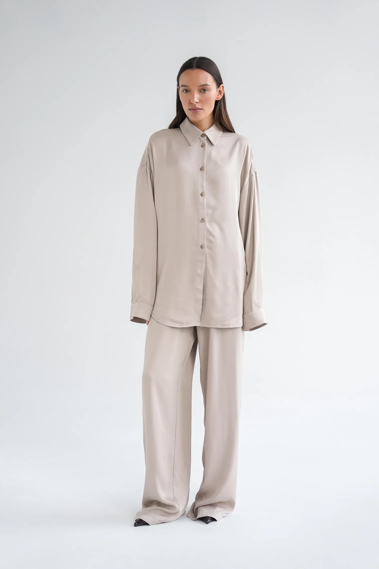 Рубашка свободного кроя с длинным рукавом бежевого цвета фото 6