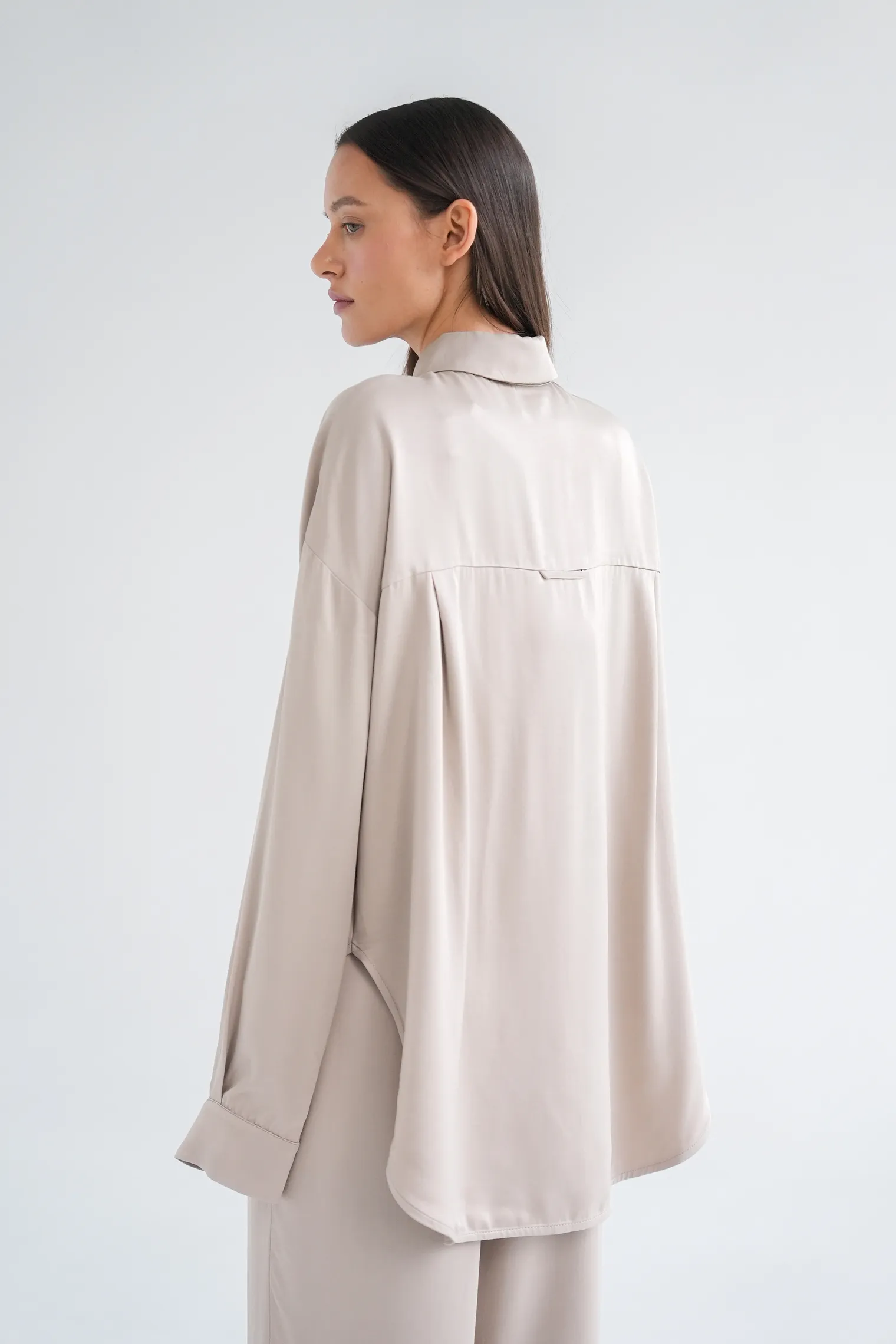 Рубашка свободного кроя с длинным рукавом бежевого цвета фото 4