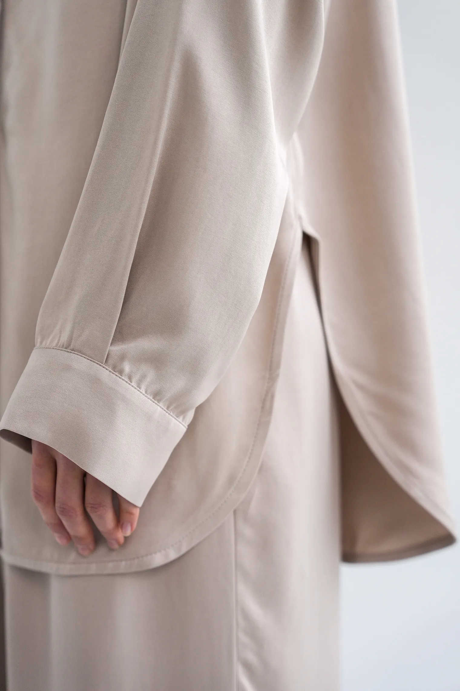 Рубашка свободного кроя с длинным рукавом бежевого цвета фото 5