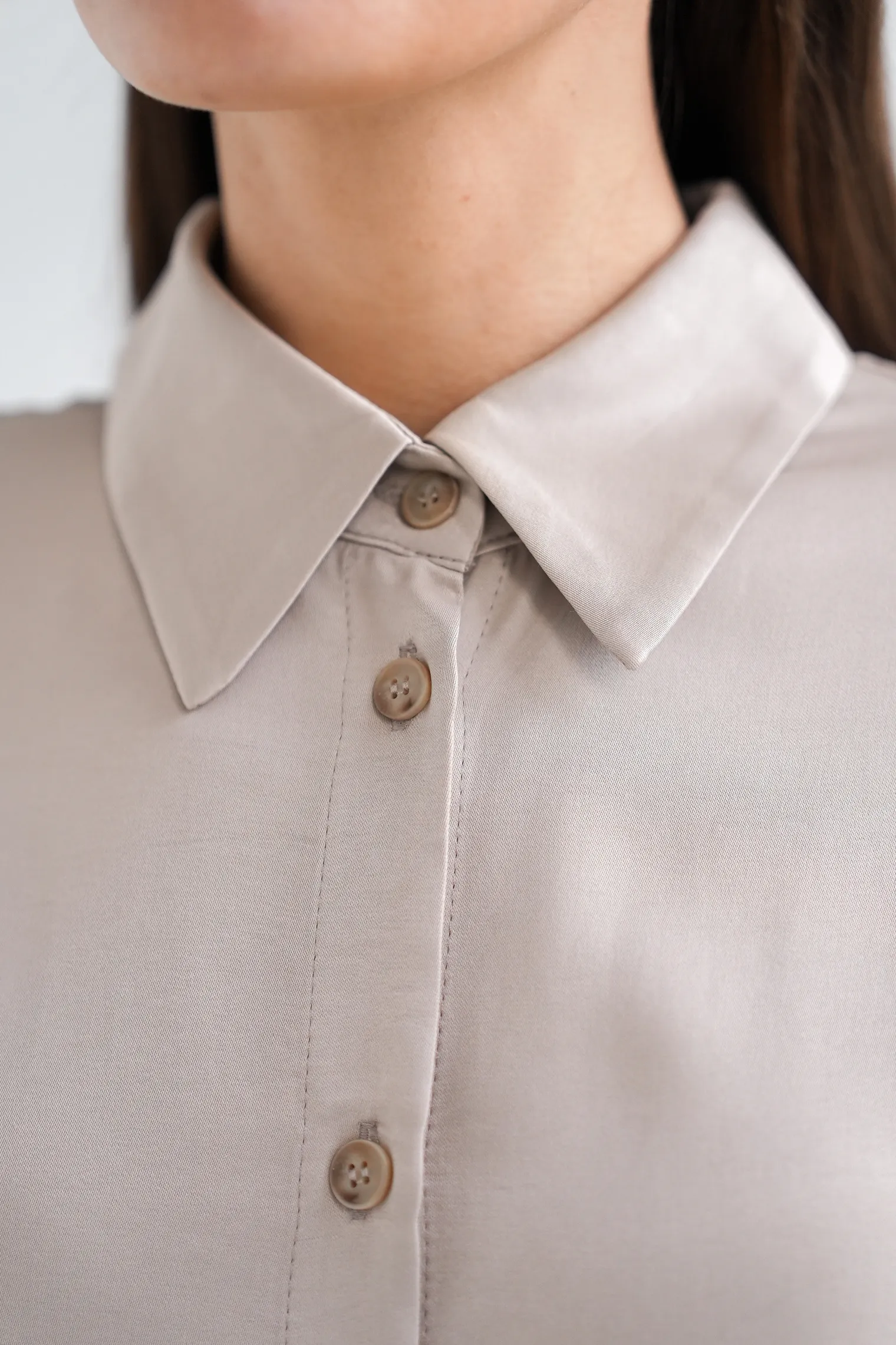 Рубашка свободного кроя с длинным рукавом бежевого цвета фото 2