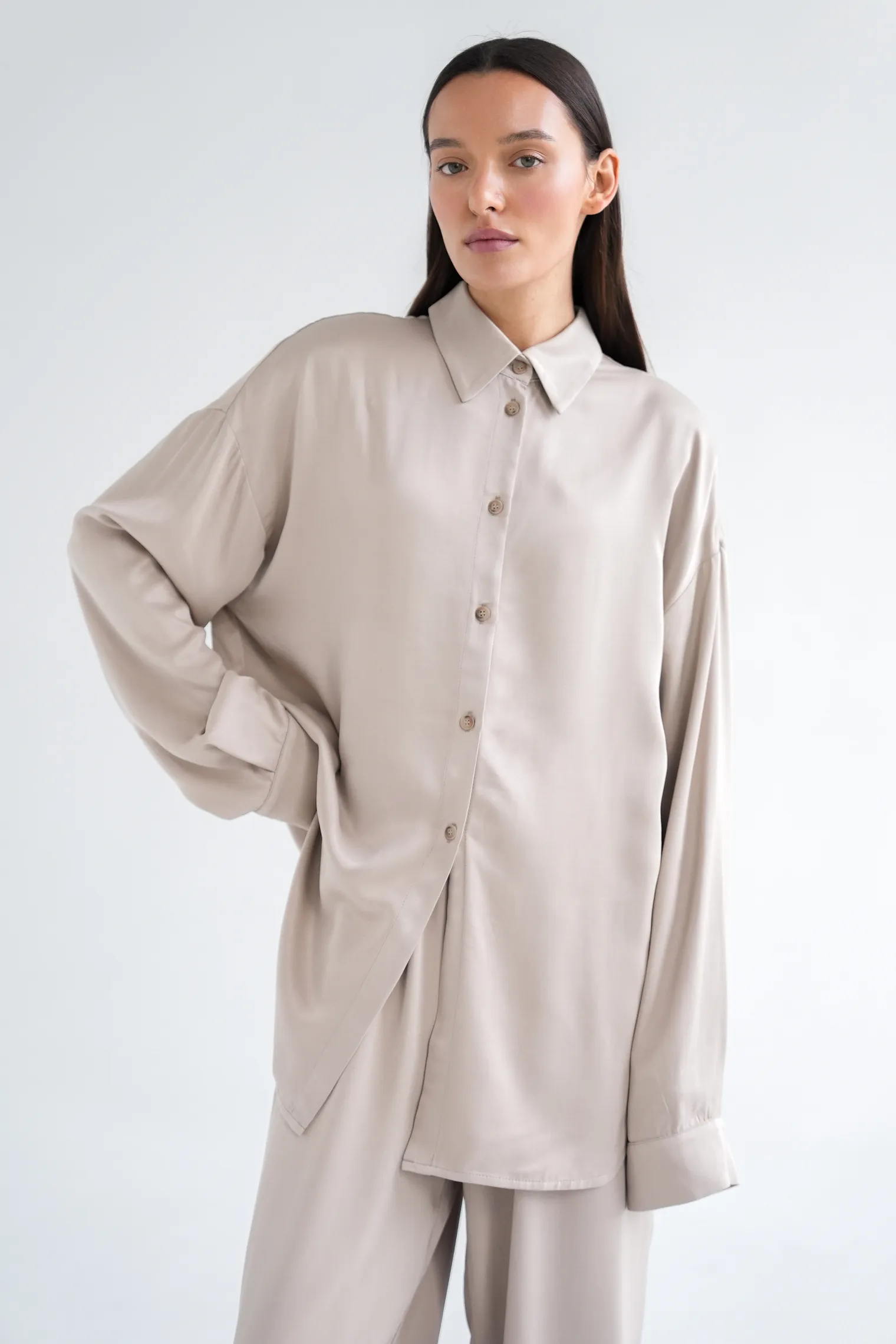 Рубашка свободного кроя с длинным рукавом бежевого цвета фото 3
