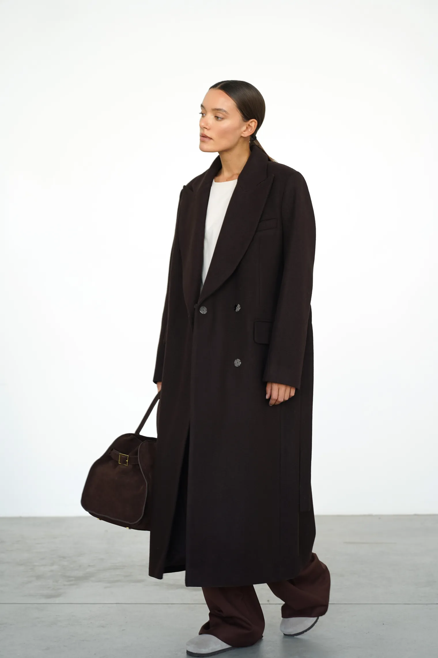 Двубортное пальто с накладными карманами цвета горький шоколад фото 3