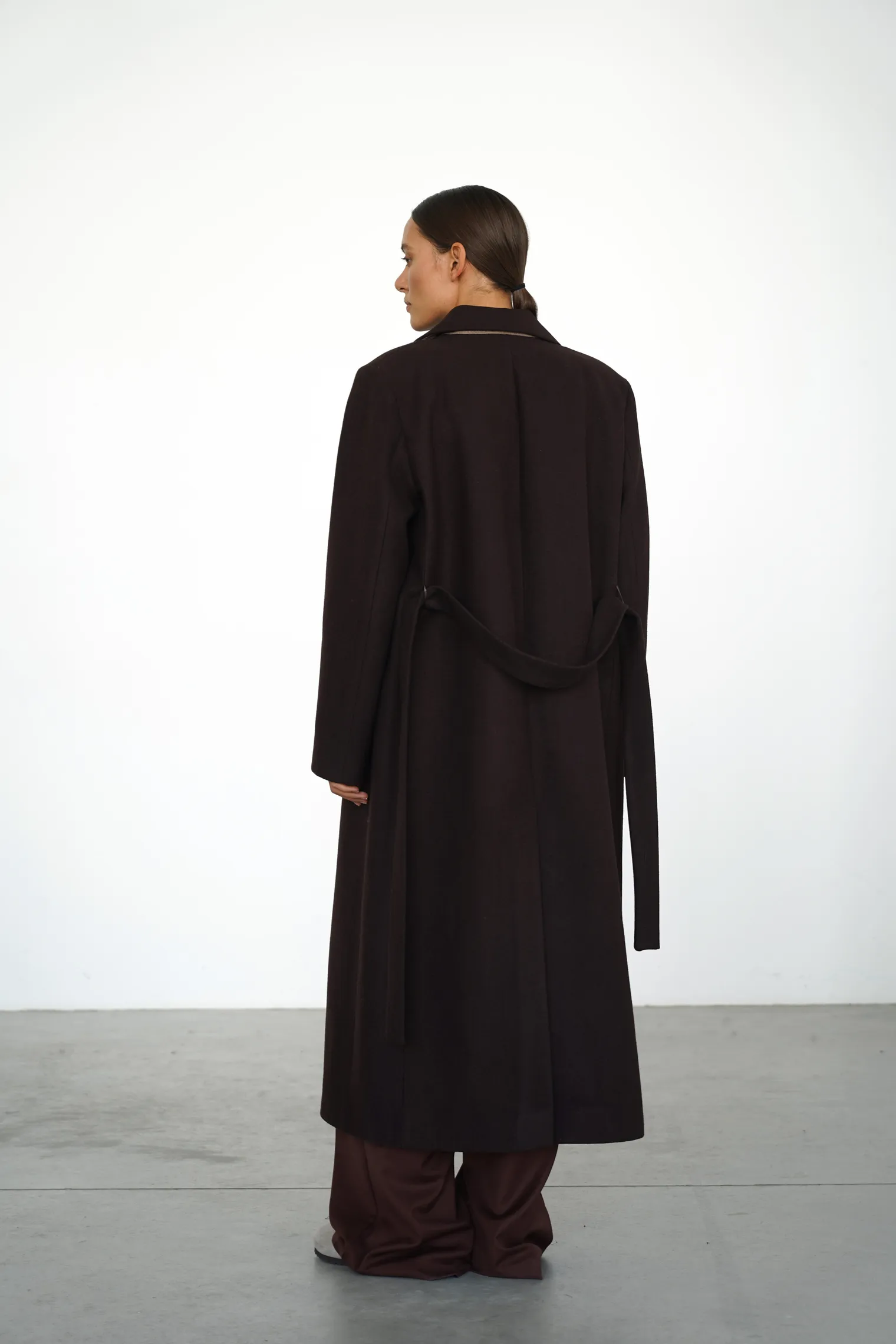 Двубортное пальто с накладными карманами цвета горький шоколад фото 4