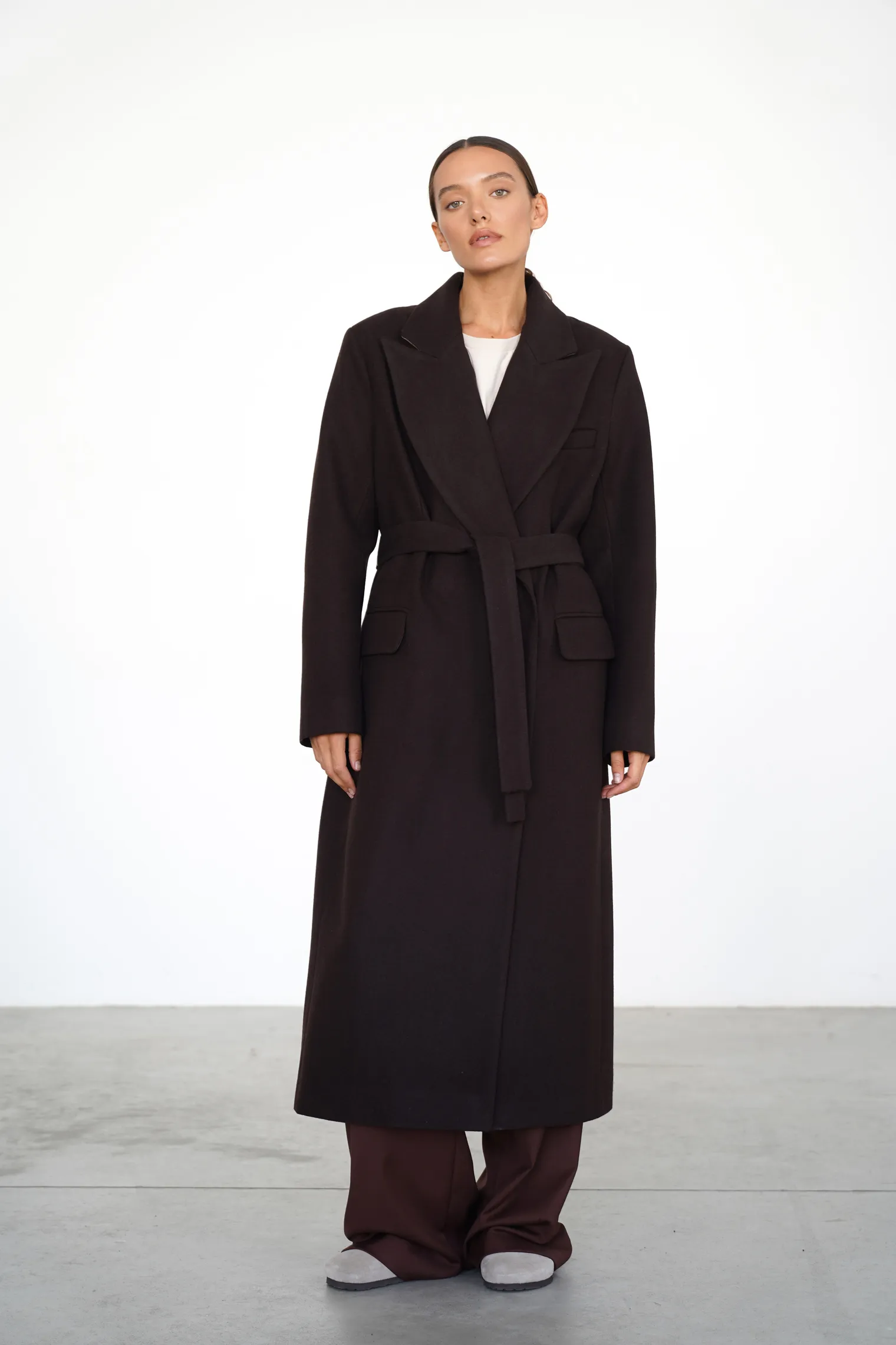 Двубортное пальто с накладными карманами цвета горький шоколад фото 1