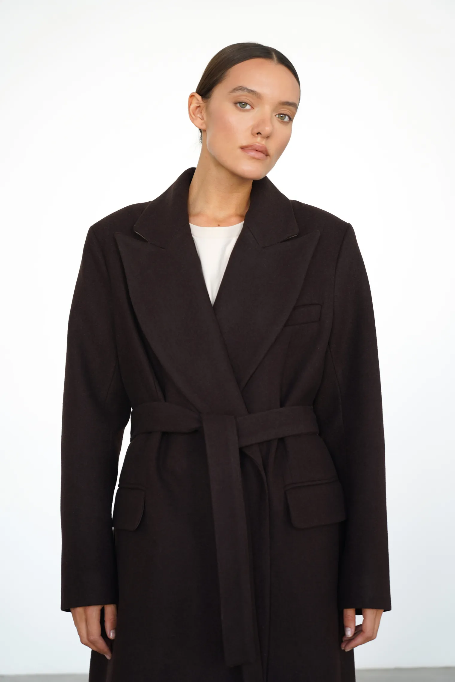 Двубортное пальто с накладными карманами цвета горький шоколад фото 5