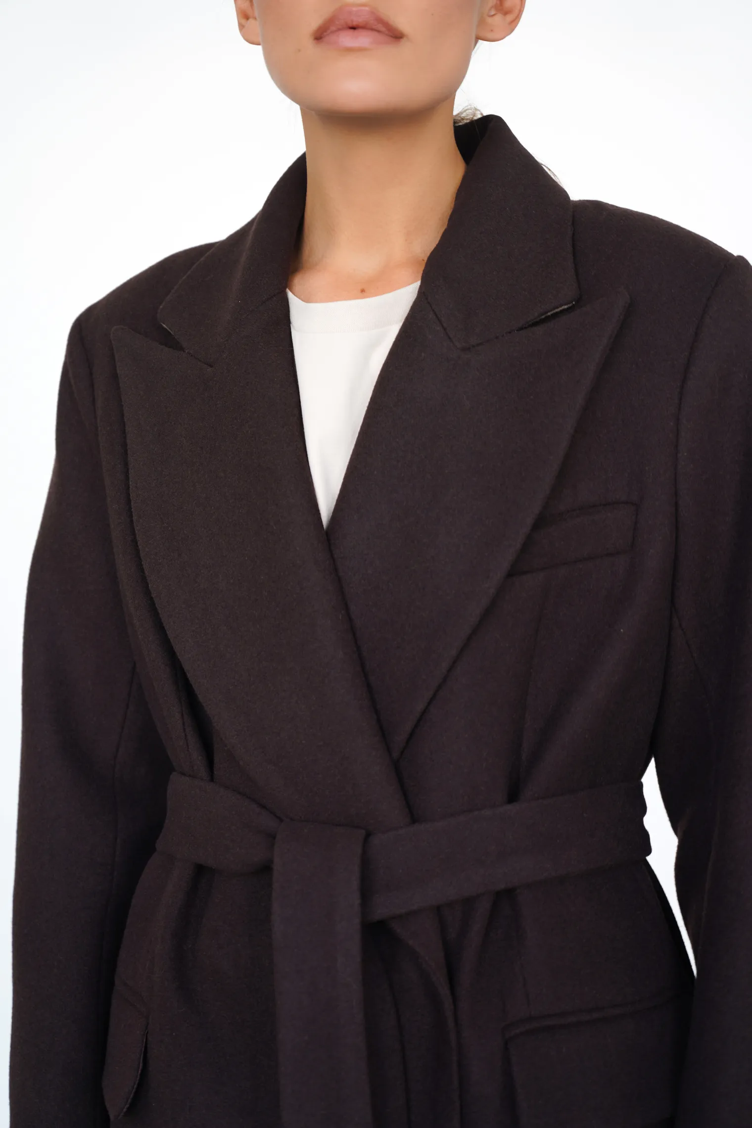 Двубортное пальто с накладными карманами цвета горький шоколад фото 7